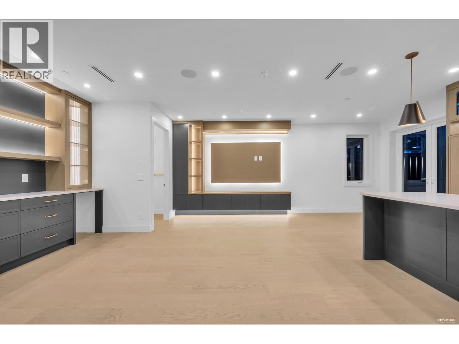 2 5150 Spencer Street Property Photo 5
