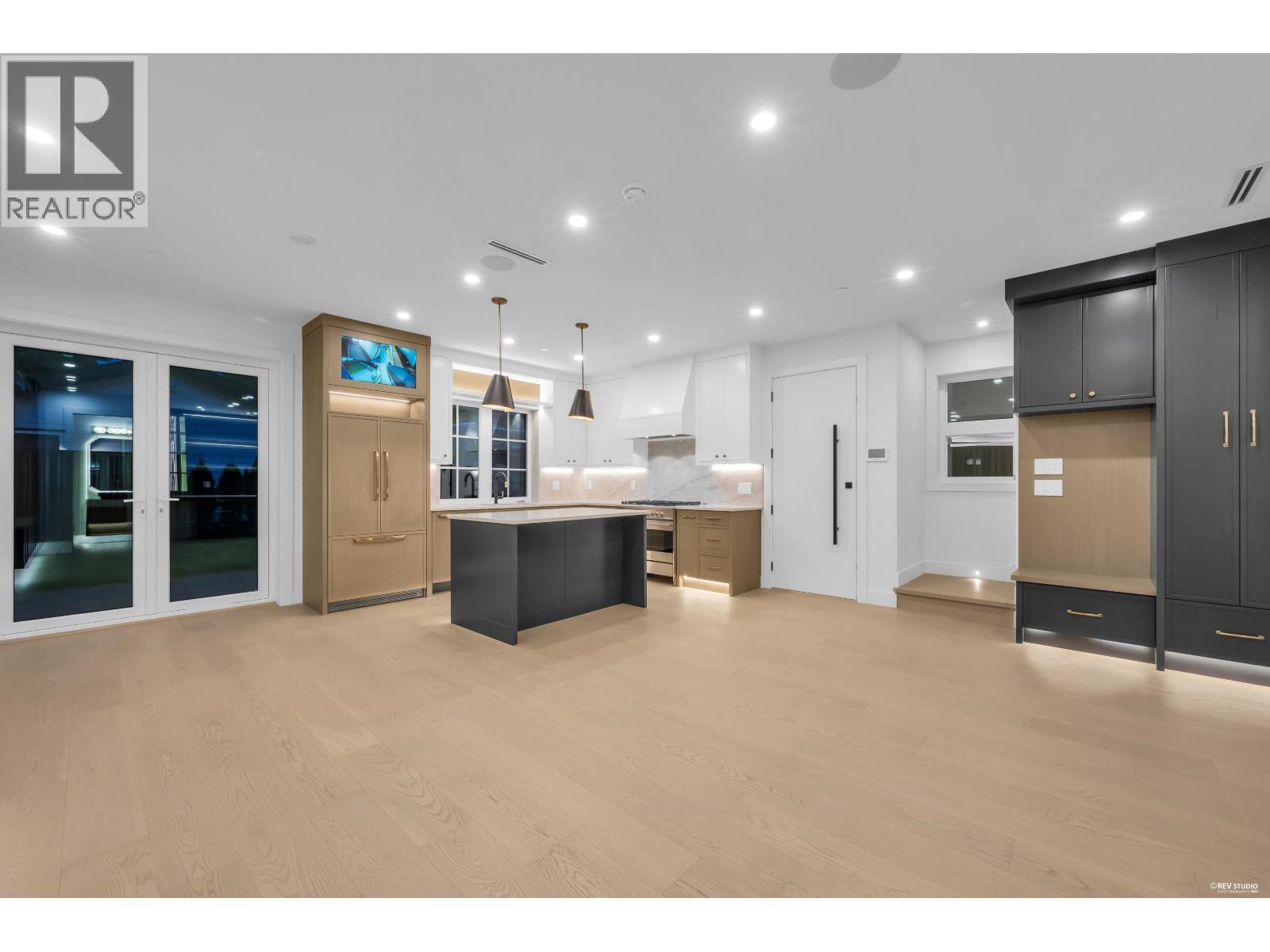 2 5150 Spencer Street Property Photo 6