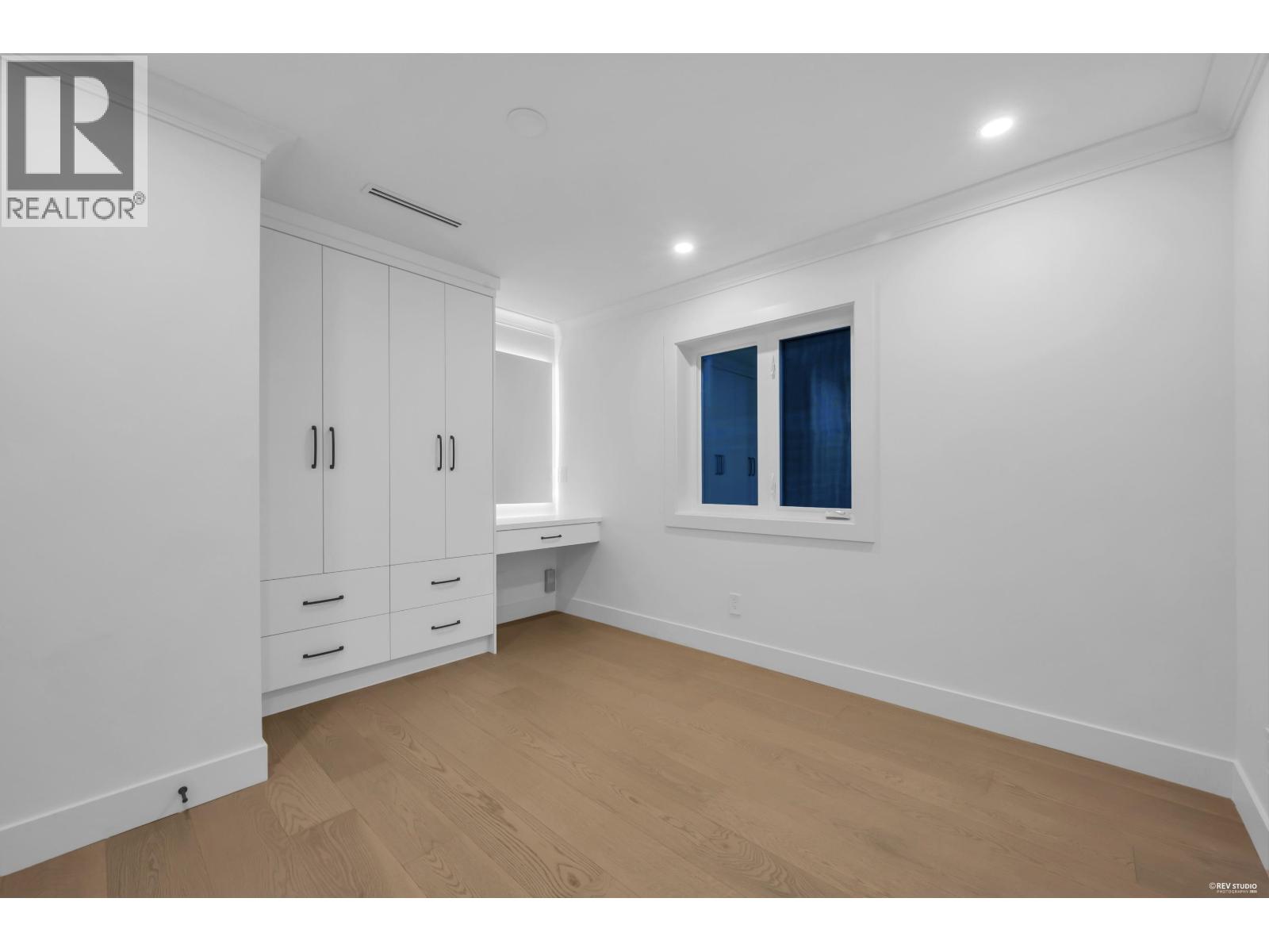 2 5150 Spencer Street Property Photo 16