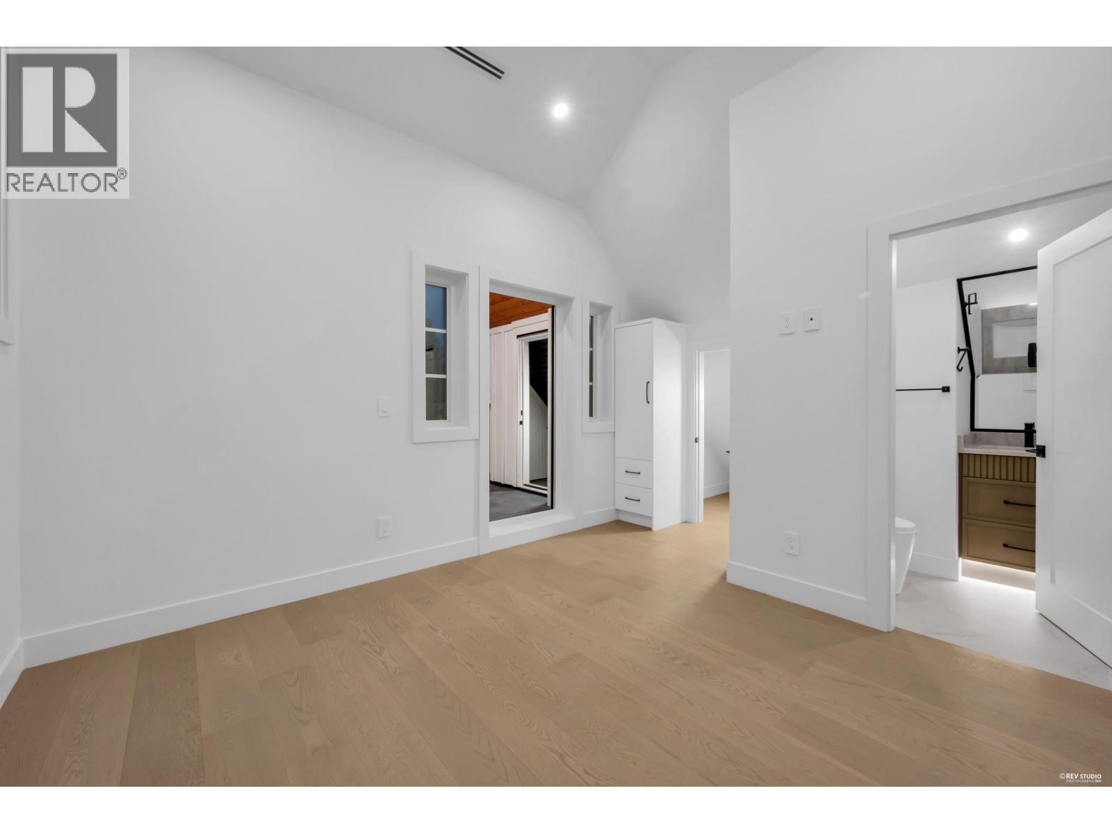 2 5150 Spencer Street Property Photo 18