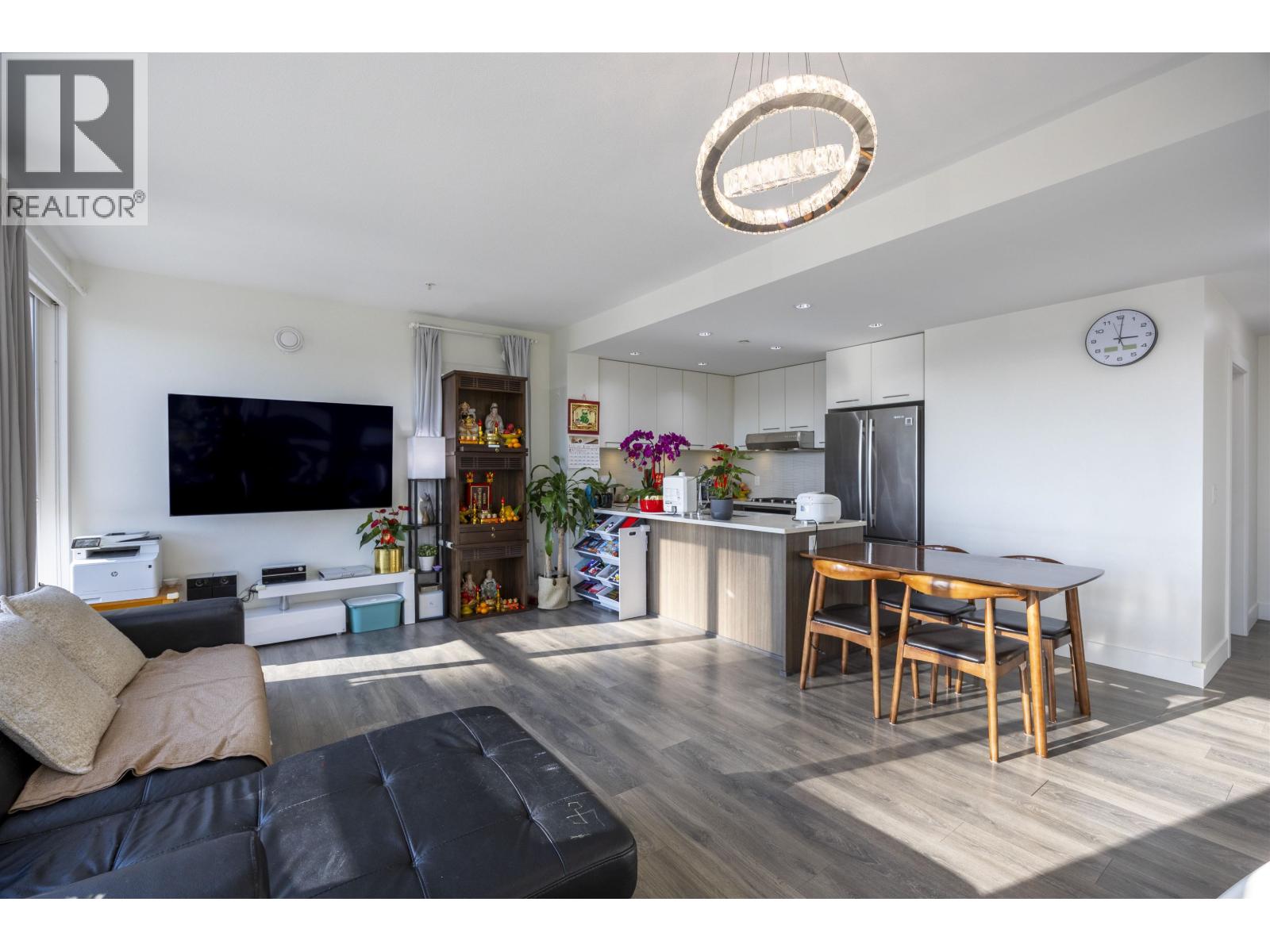 305 8580 River District Crossing Property Photo 7