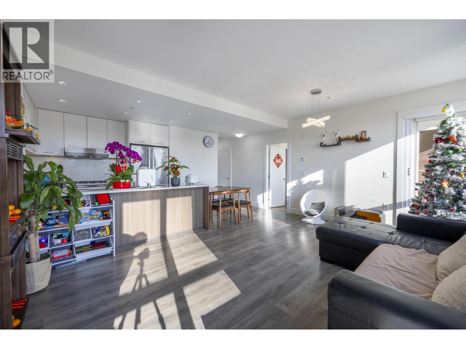 305 8580 River District Crossing Property Photo 8