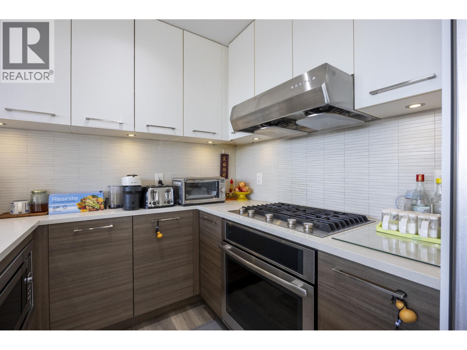 305 8580 River District Crossing Property Photo 11