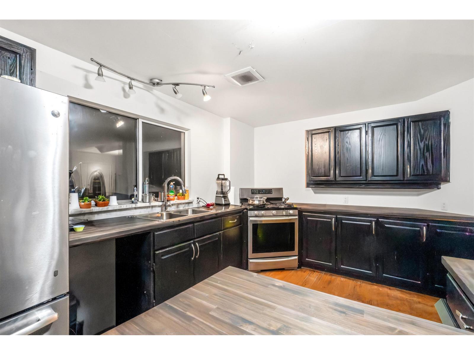 10032 122 Street Property Photo 9