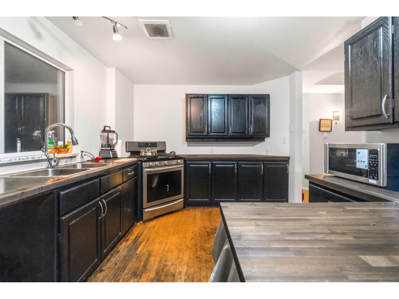 10032 122 Street Property Photo 10