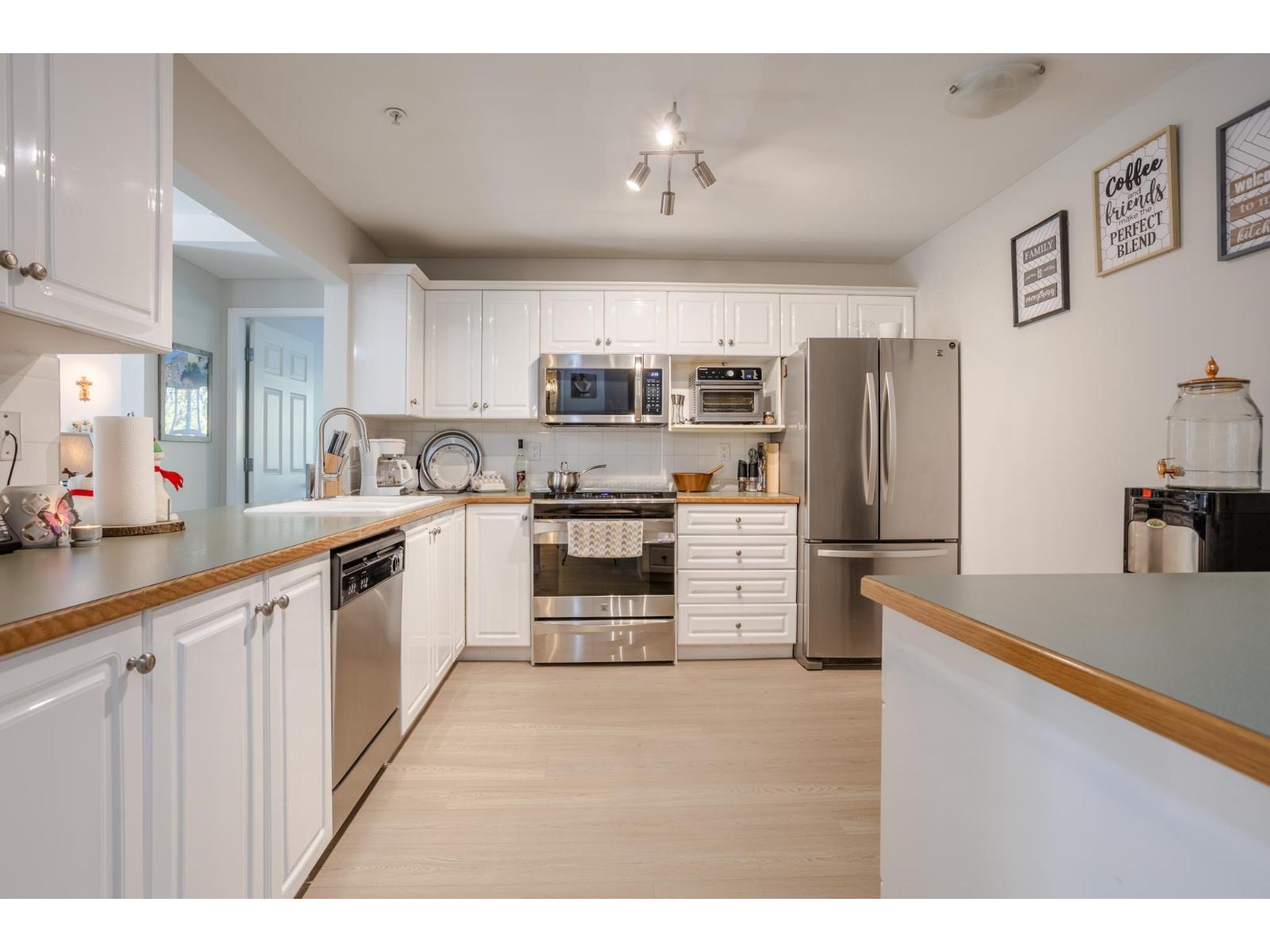 205 6557 121 Street Property Photo 2