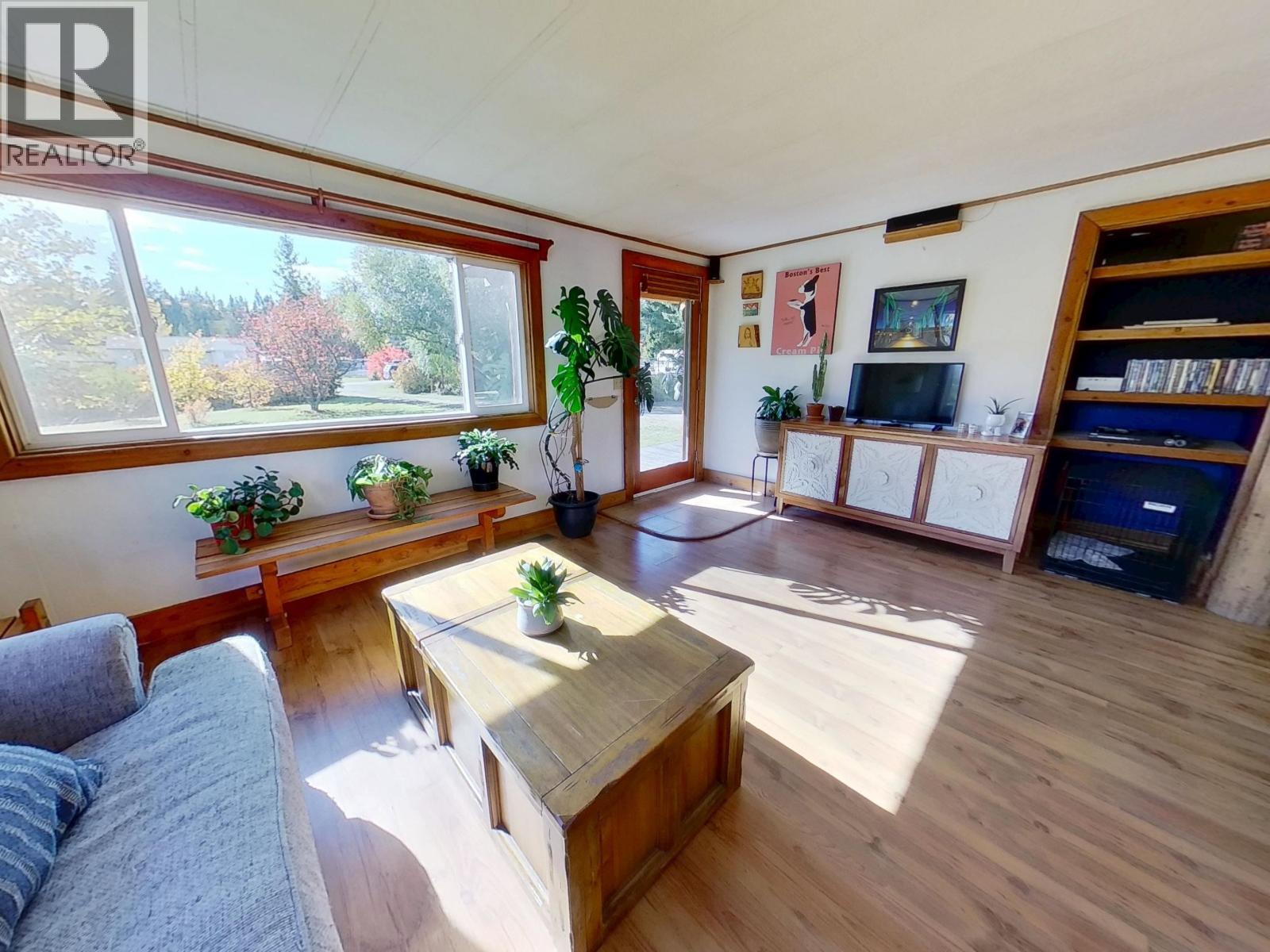 2749 Budd Road Property Photo 4