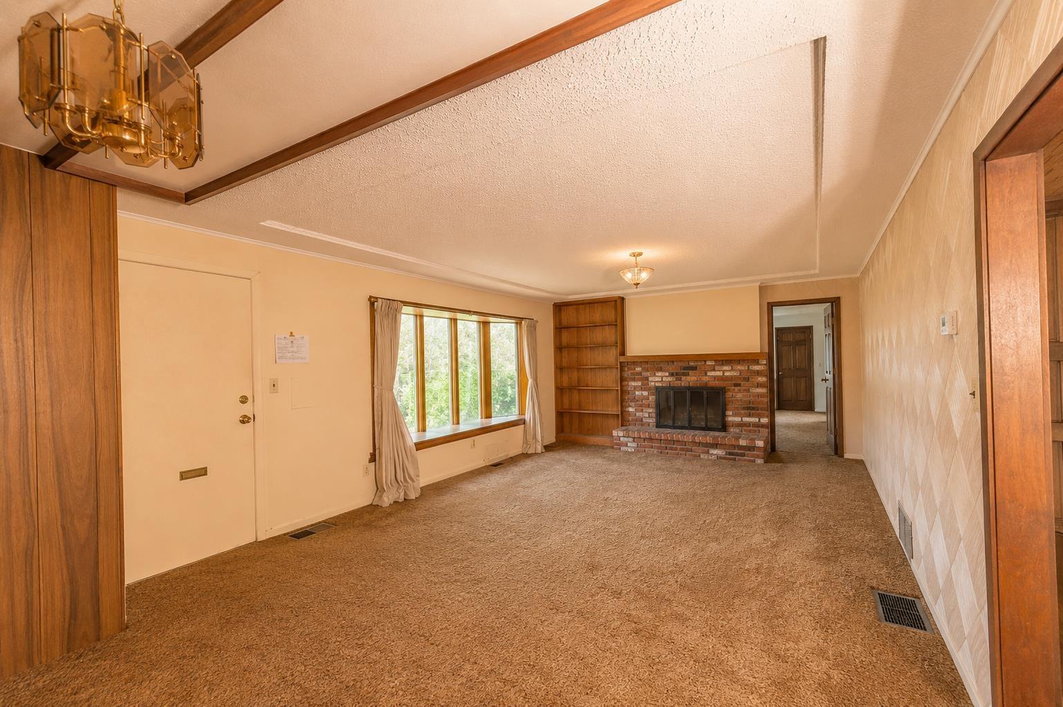 21154 Crush Crescent Crescent Property Photo 6