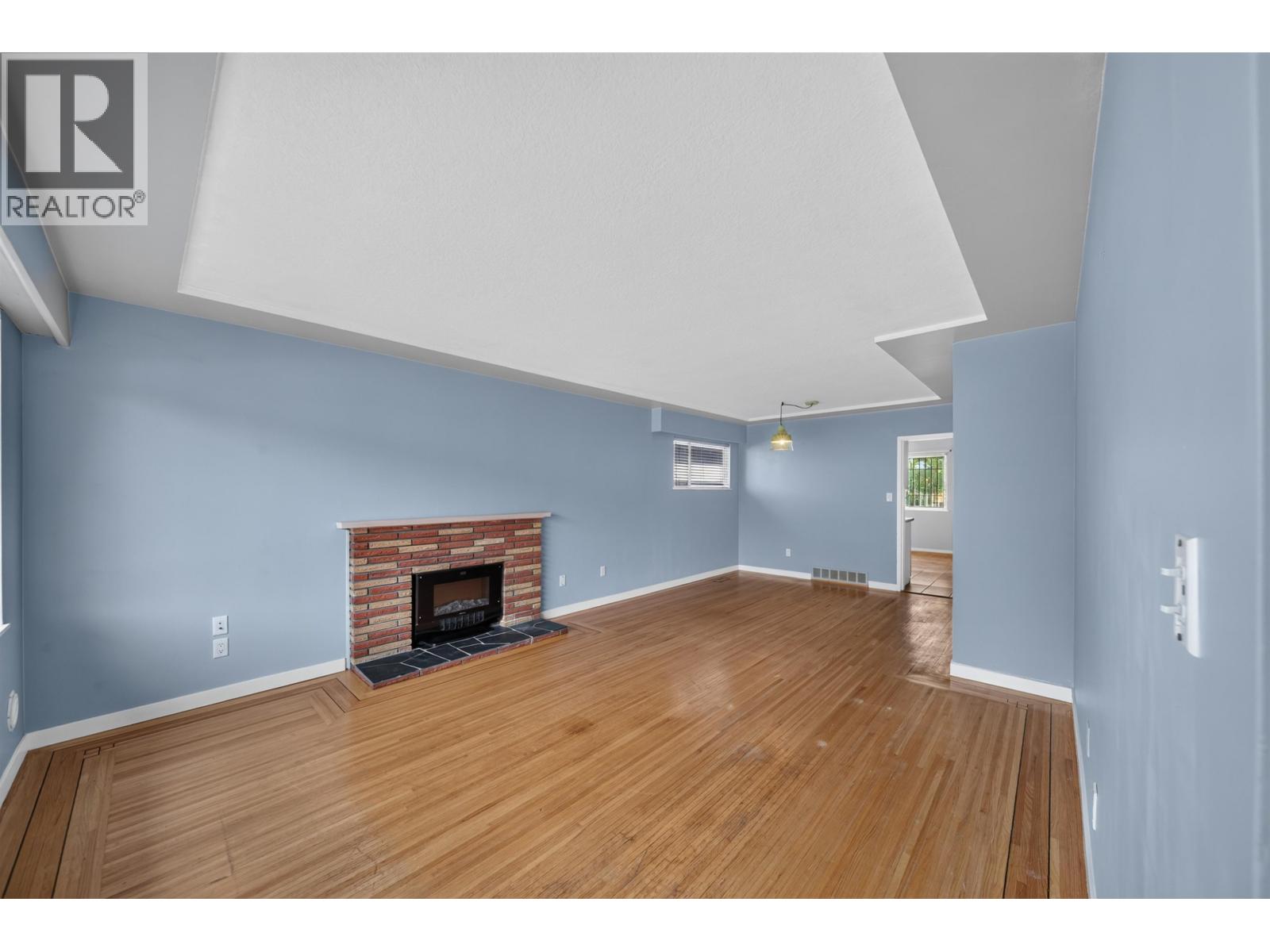 5882 Berkeley Street Property Photo 6