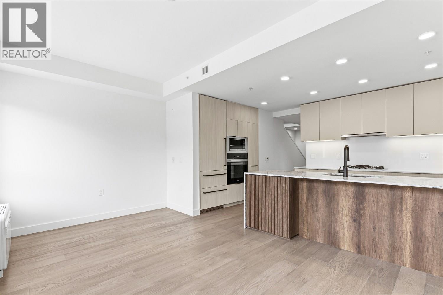 303 3590 W 39th Avenue Photo de la propriété 1