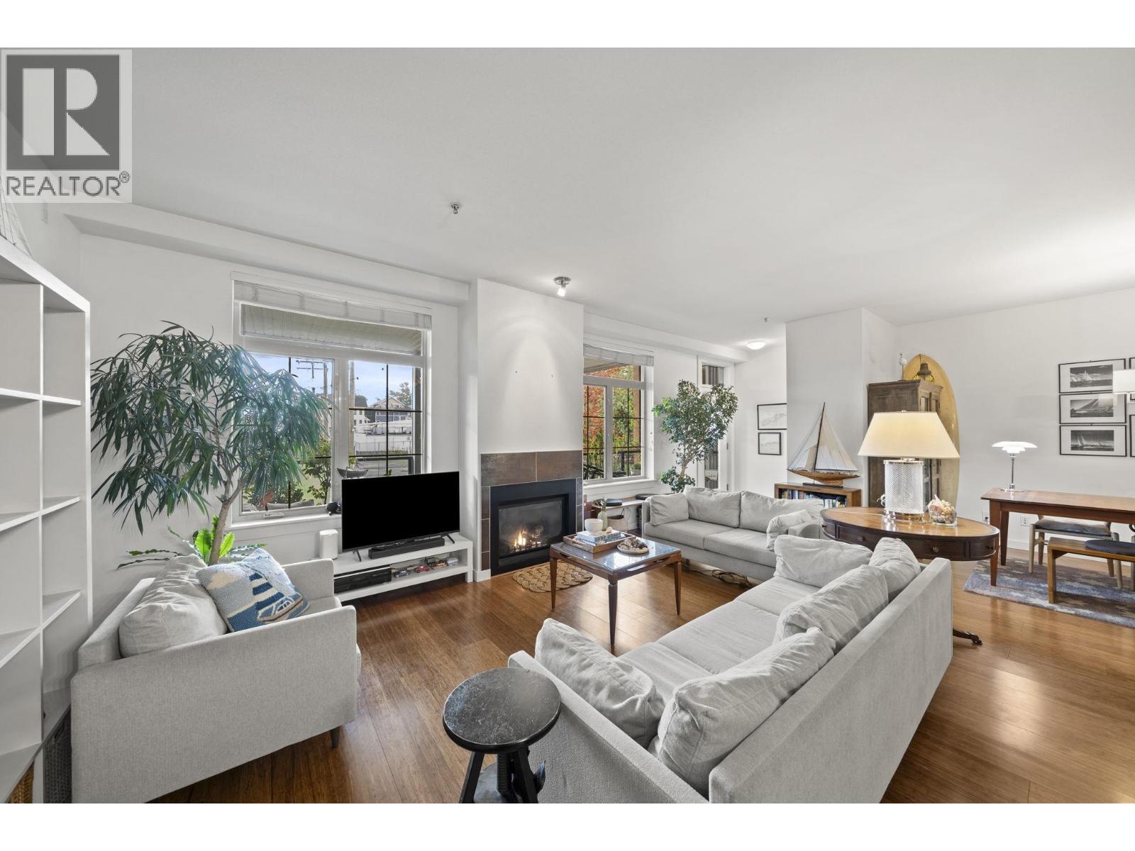 7 6233 London Road Property Photo 1