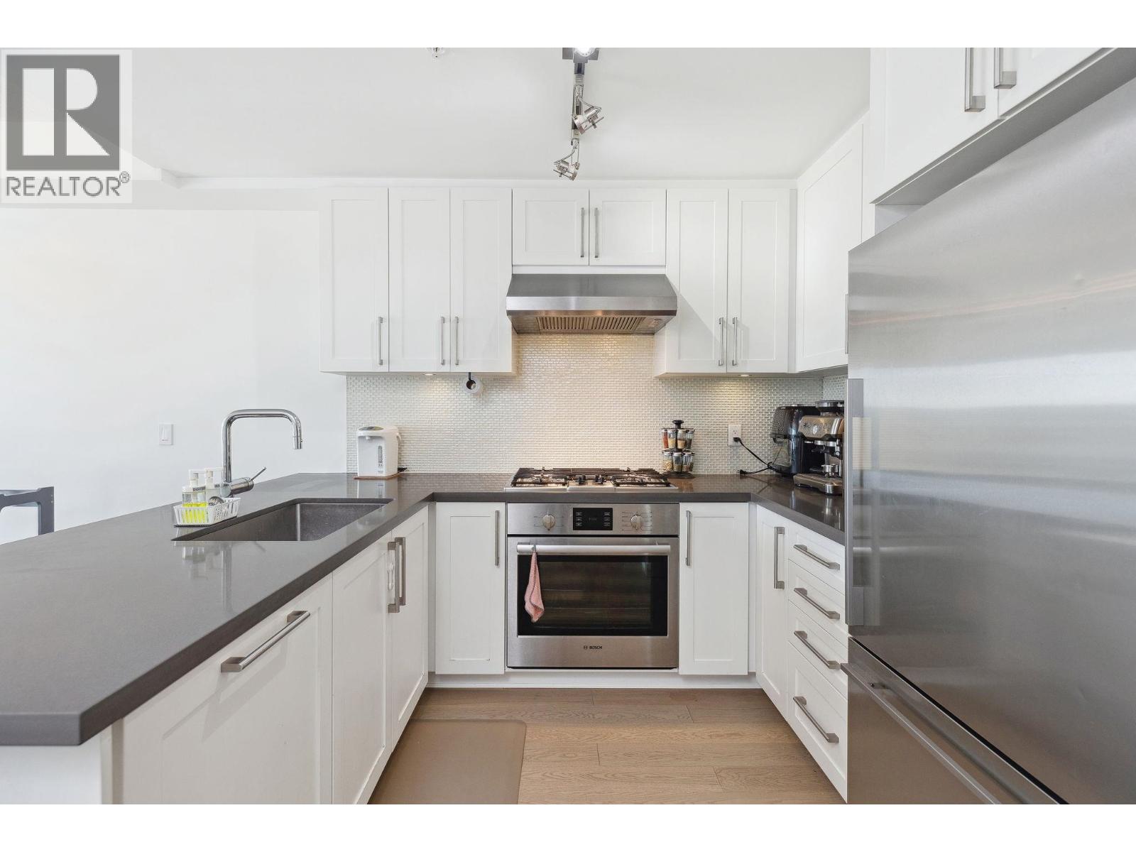 417 10177 River Drive Property Photo 5