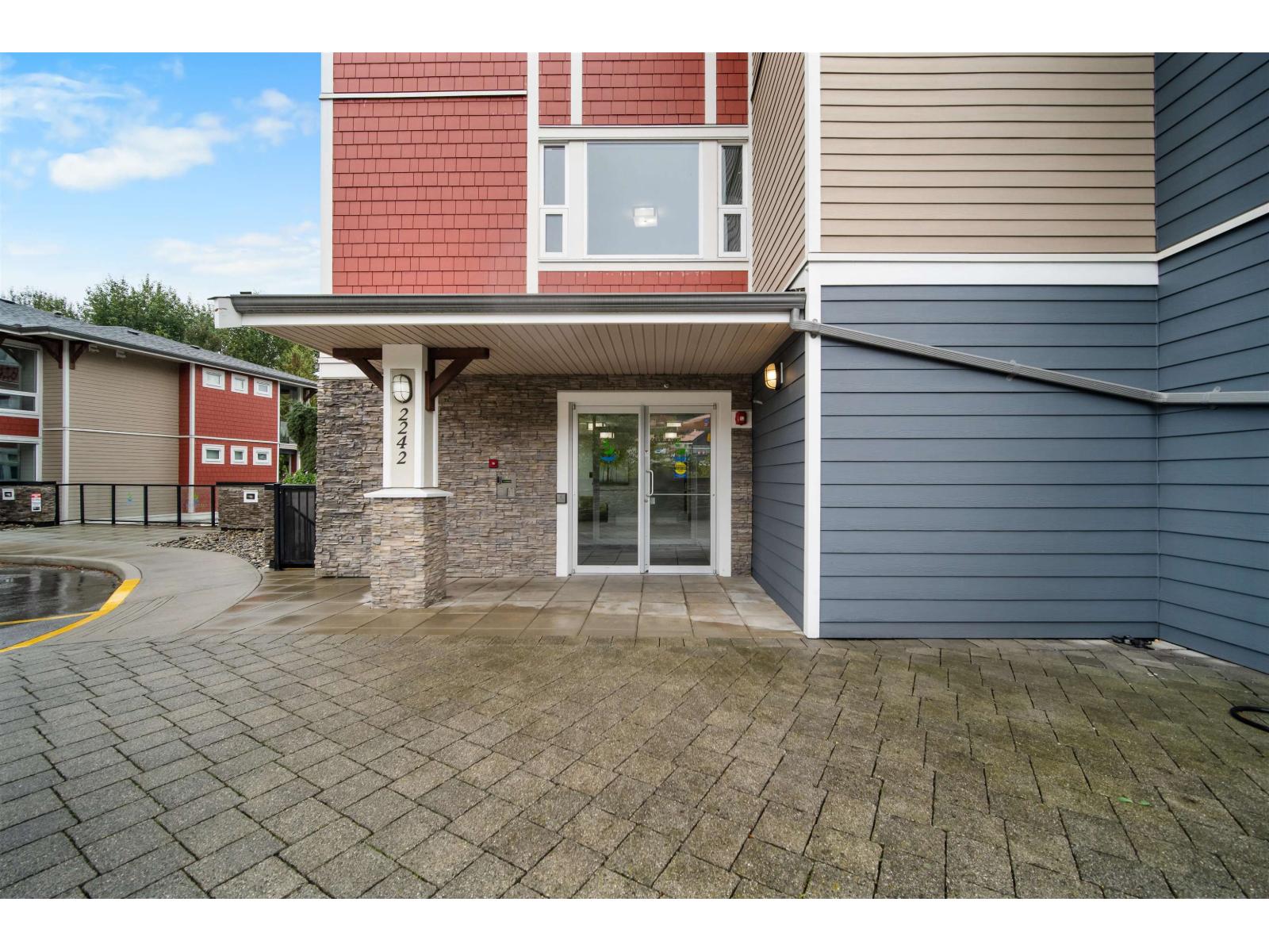 111 2242 Whatcom Road Property Photo 3