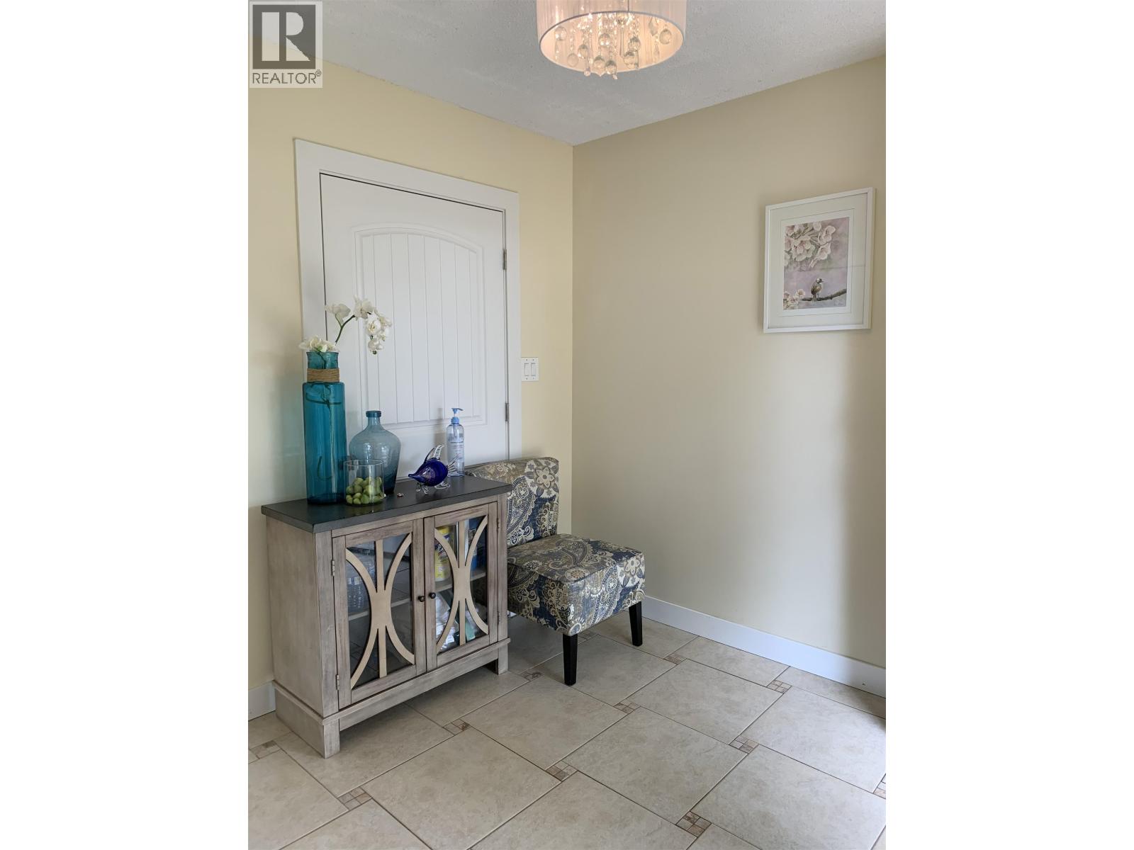 3650 Lynndale Crescent Property Photo 2