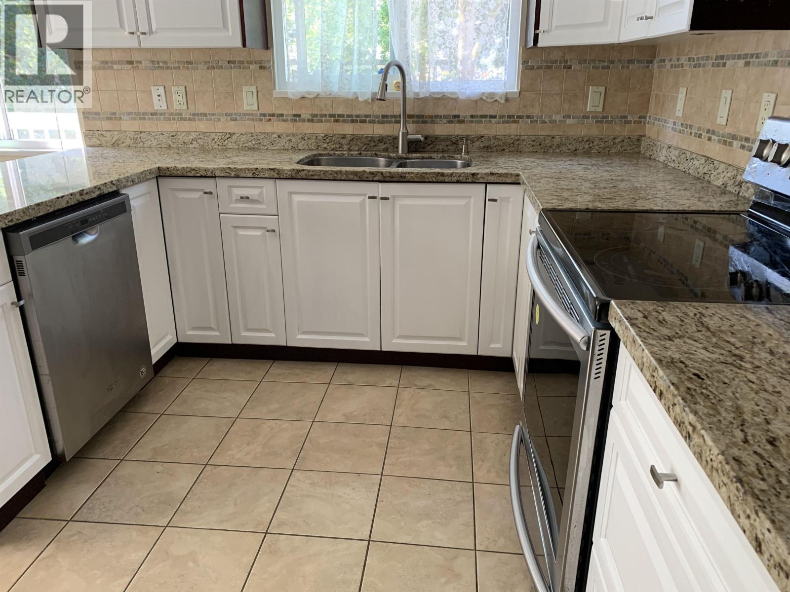 3650 Lynndale Crescent Property Photo 5