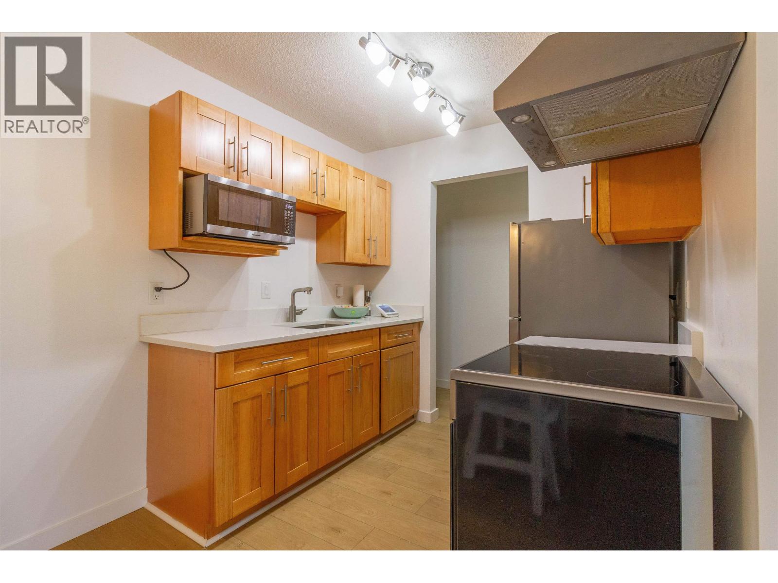 210 270 W 1st Street Property Photo 7