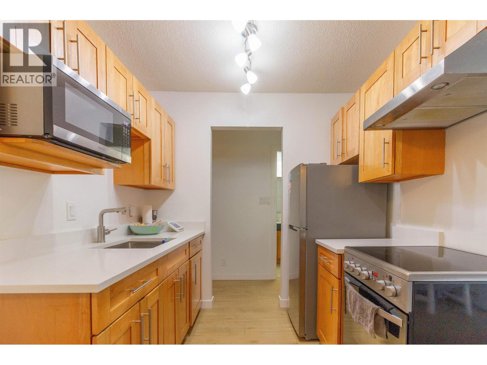 210 270 W 1st Street Property Photo 8