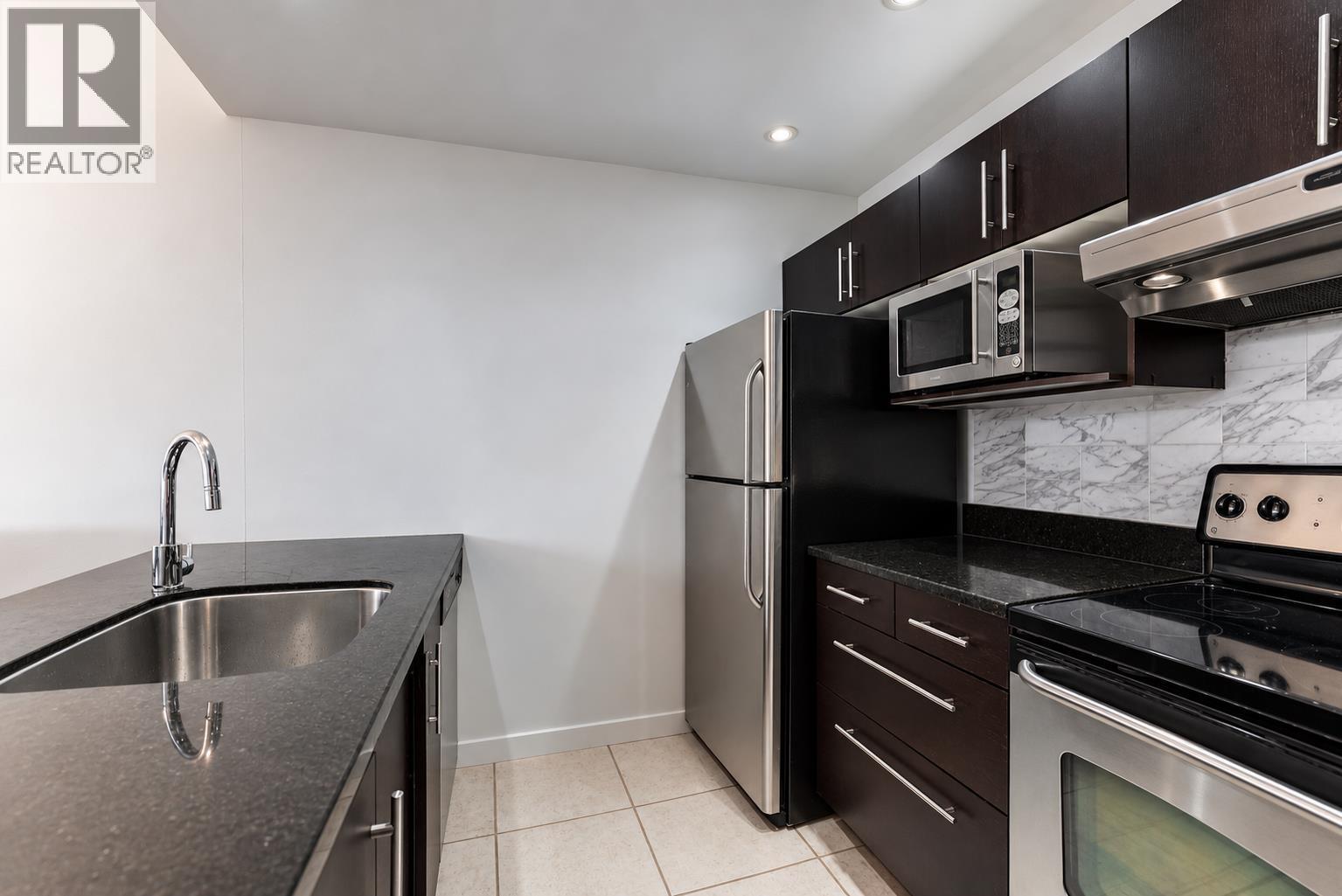 807 1010 Howe Street Property Photo 7