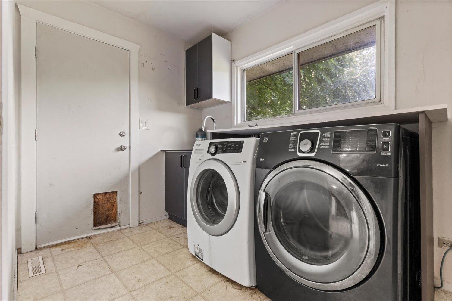 9647 Windsor Street Property Photo 10