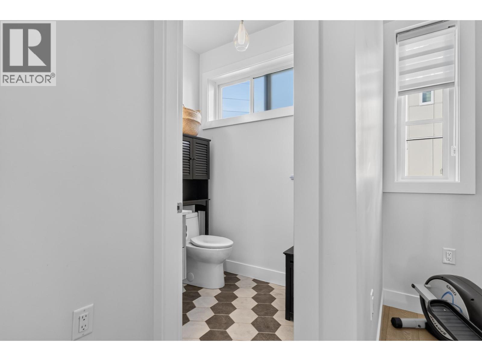34 5377 8a Avenue Property Photo 13