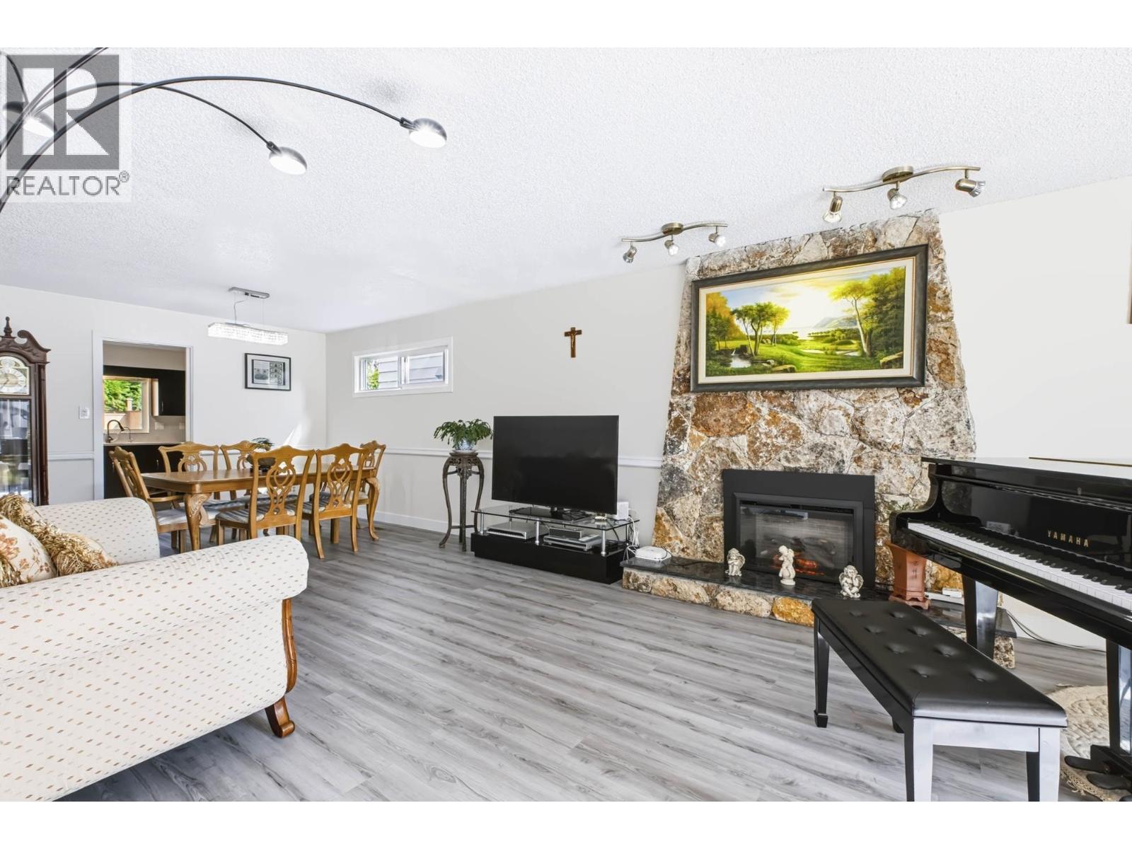 10680 Hollymount Drive Property Photo 2
