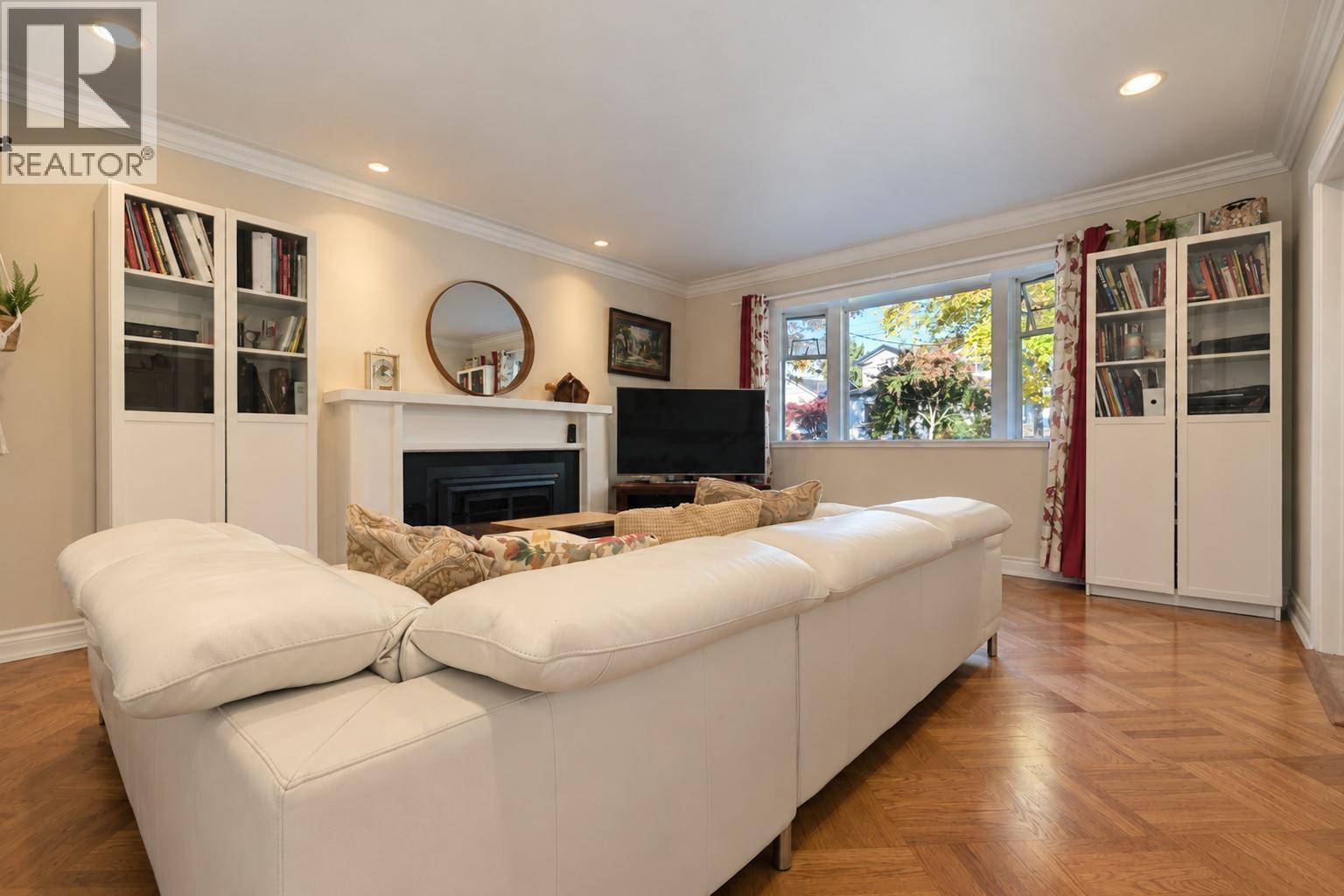 1930 Edinburgh Street Property Photo 4