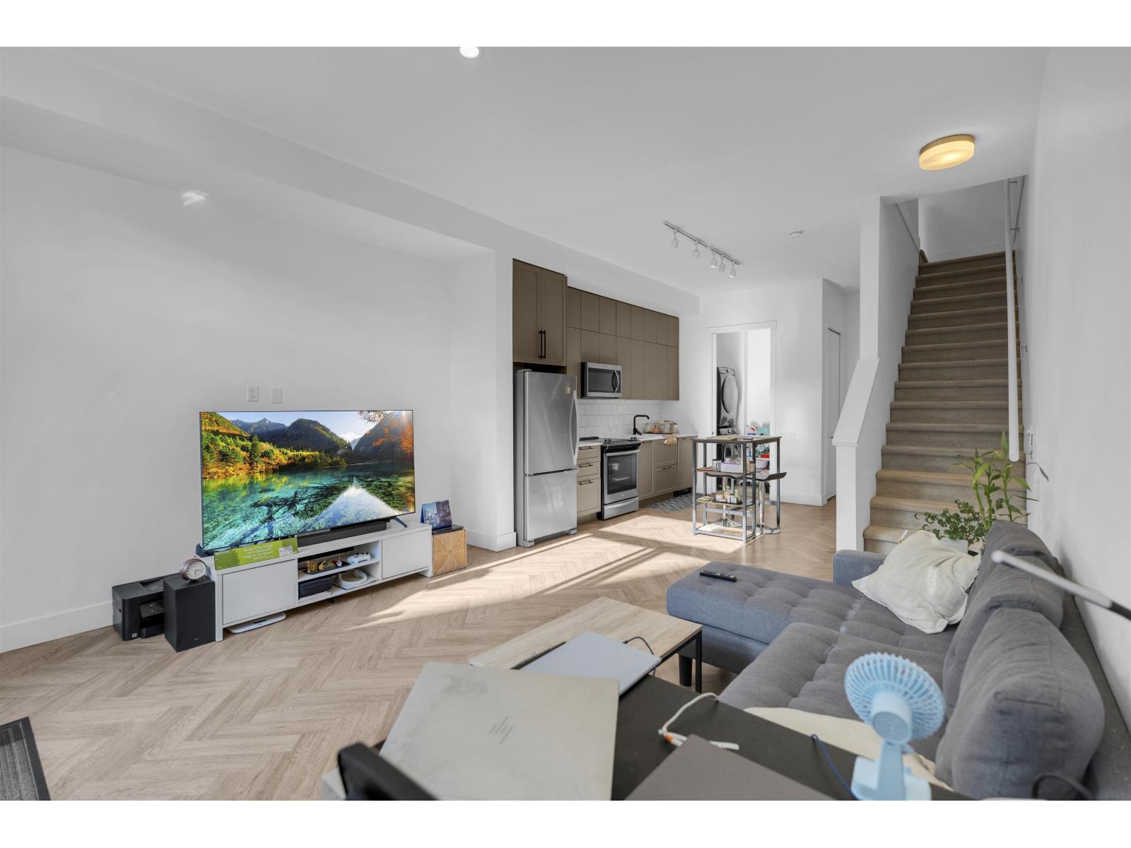 99 17568 57a Avenue Property Photo 4