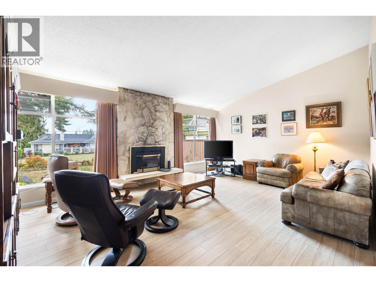 695 Macintosh Street Property Photo 4