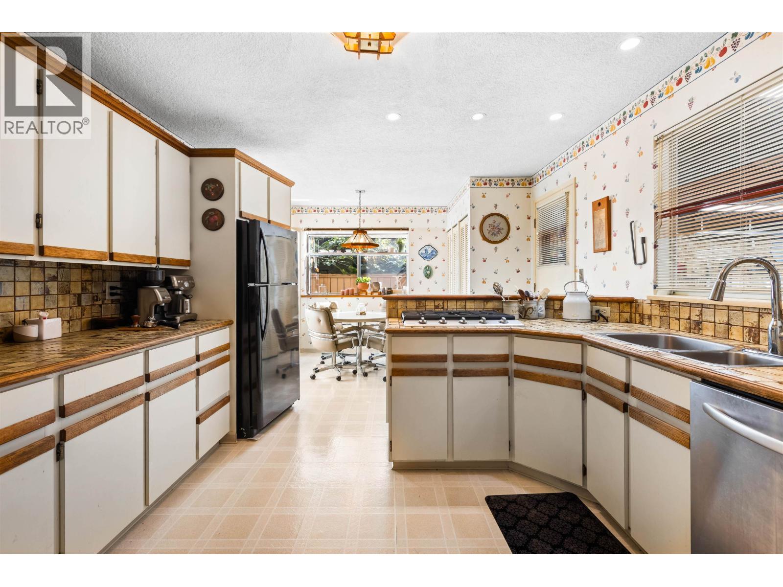 695 Macintosh Street Property Photo 8