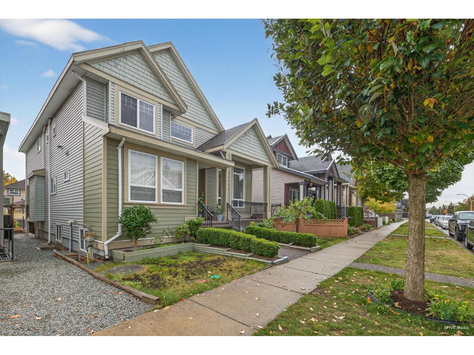 17372 64 A Avenue Property Photo 2