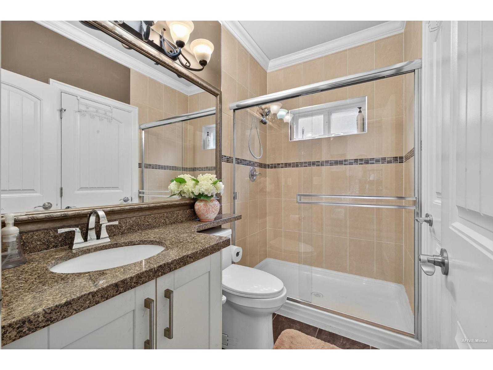 17372 64 A Avenue Property Photo 12