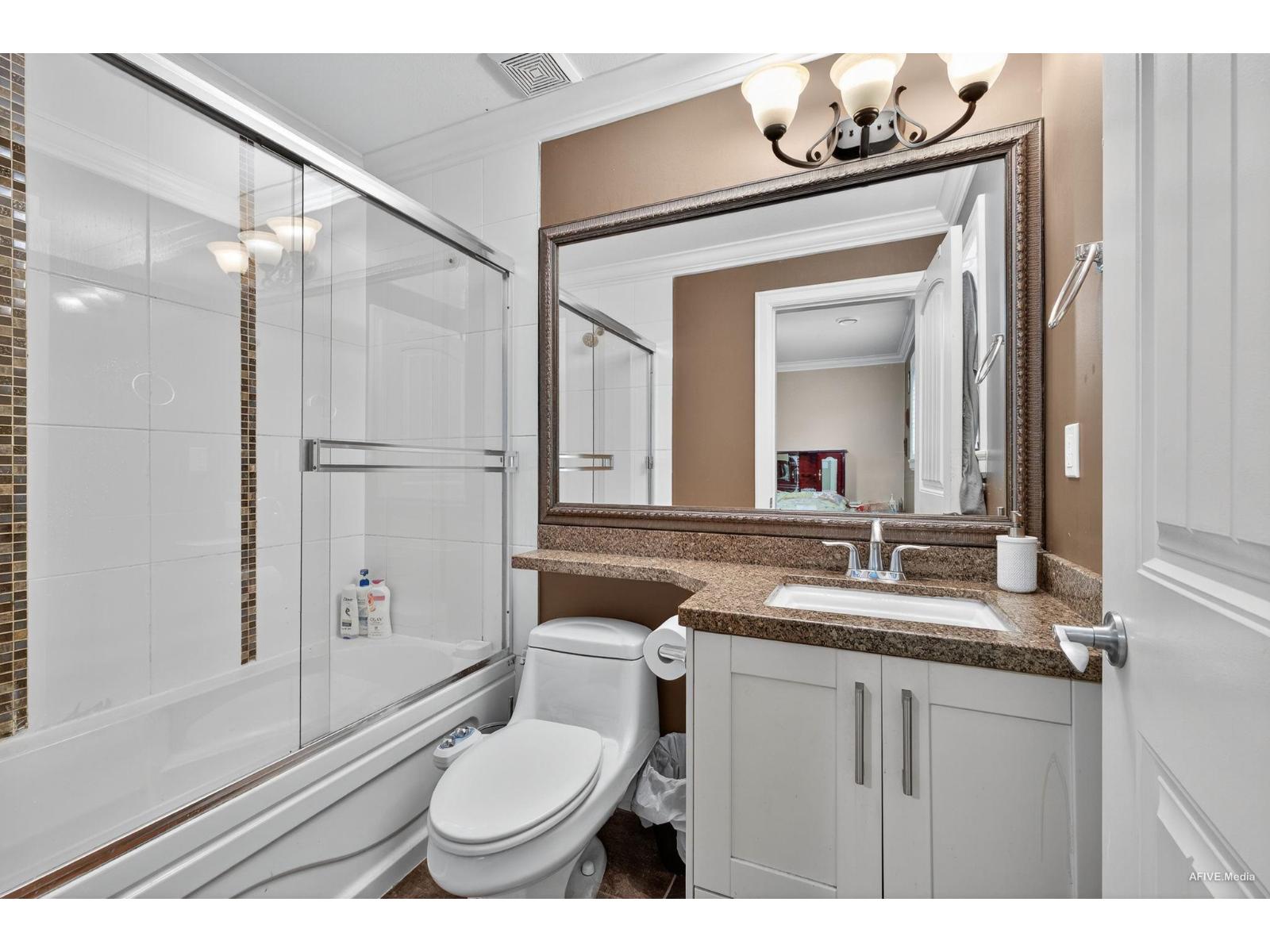 17372 64 A Avenue Property Photo 26