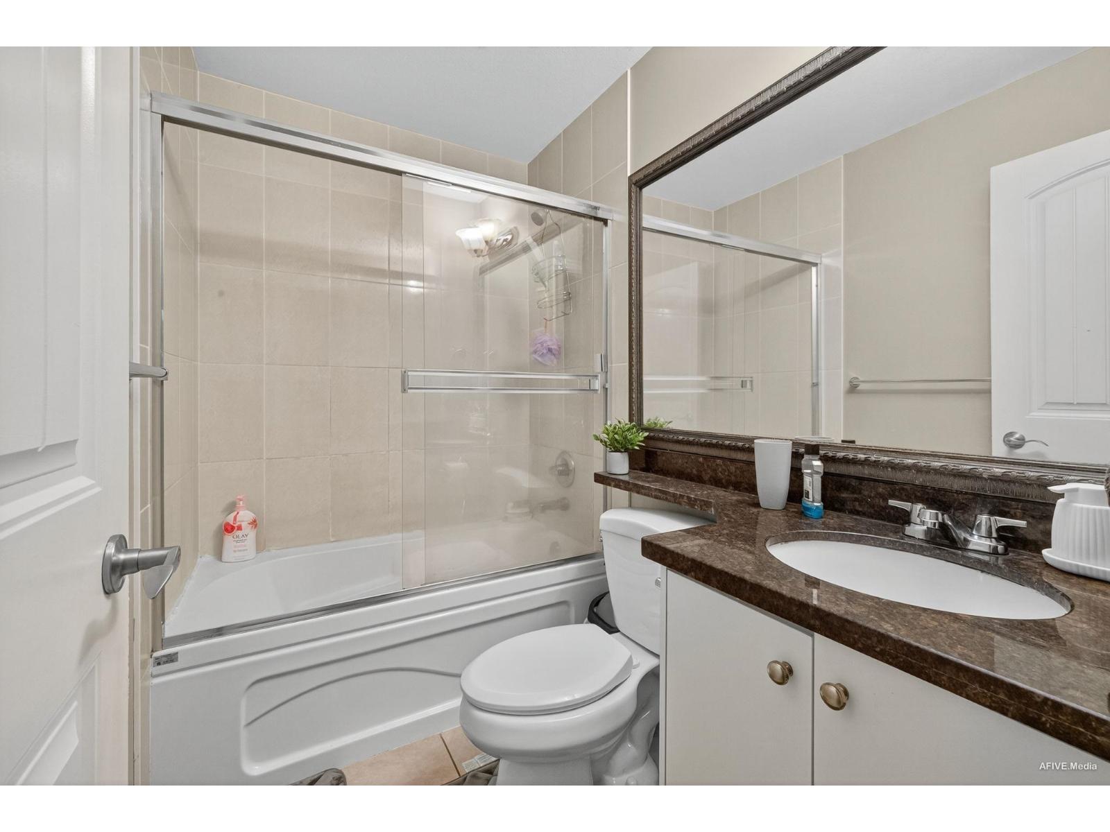 17372 64 A Avenue Property Photo 37