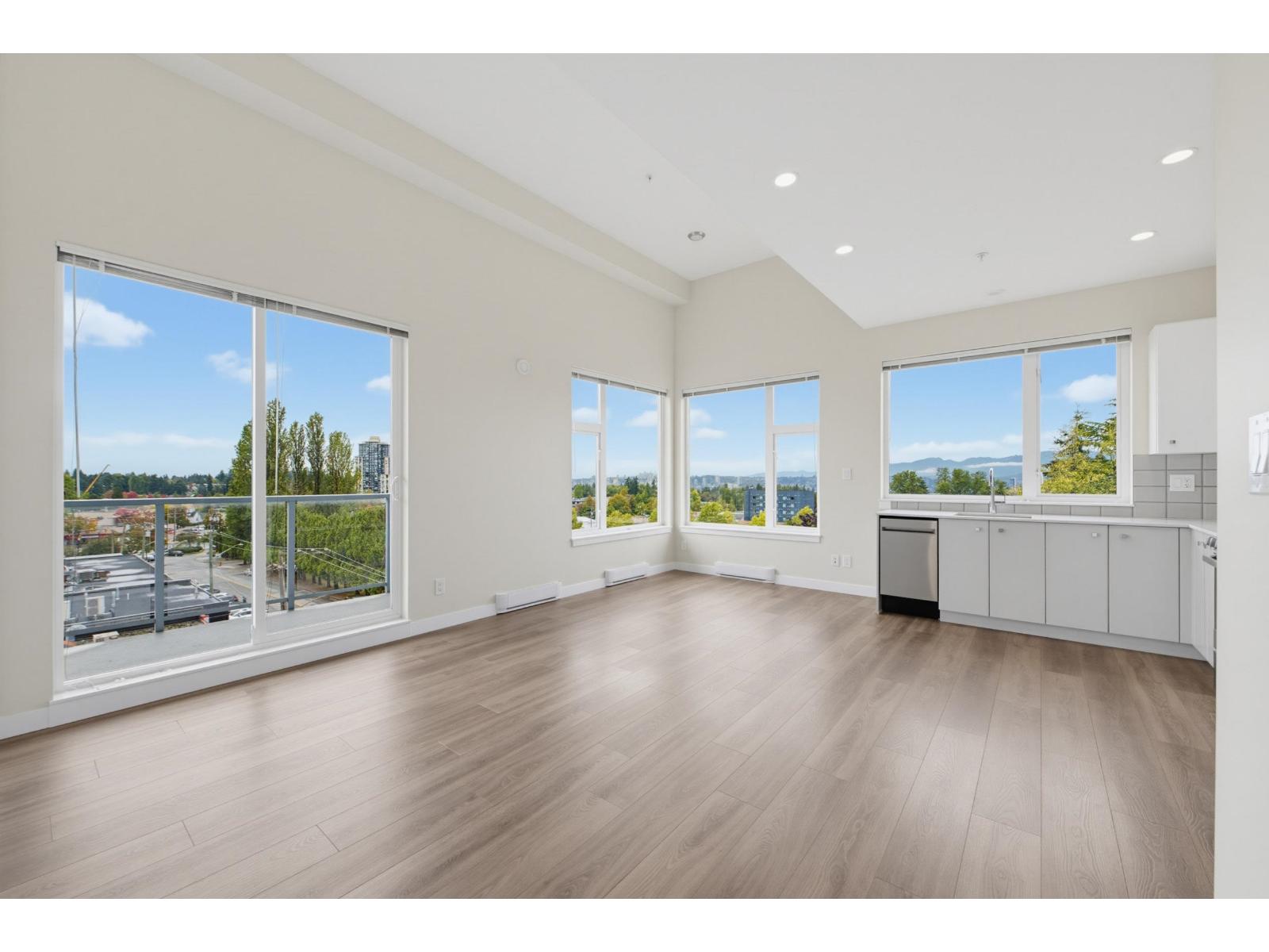 509 10838 Whalley Boulevard Property Photo 1