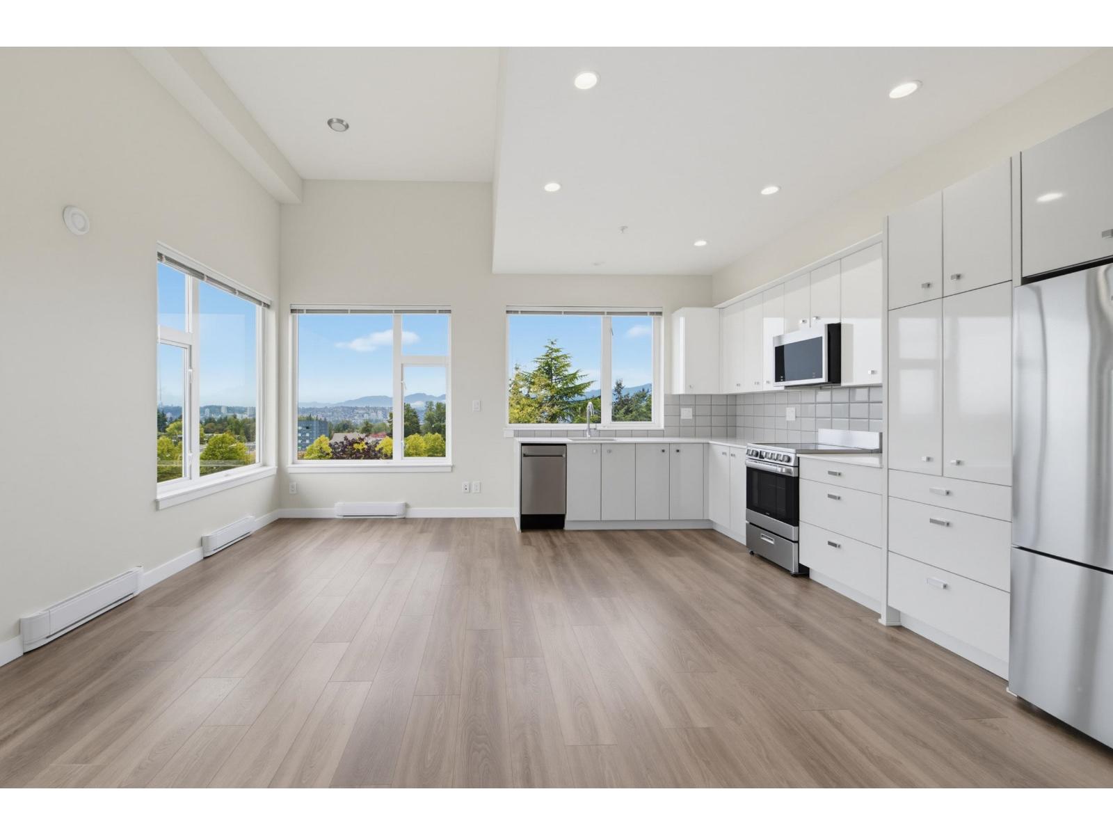 509 10838 Whalley Boulevard Property Photo 2