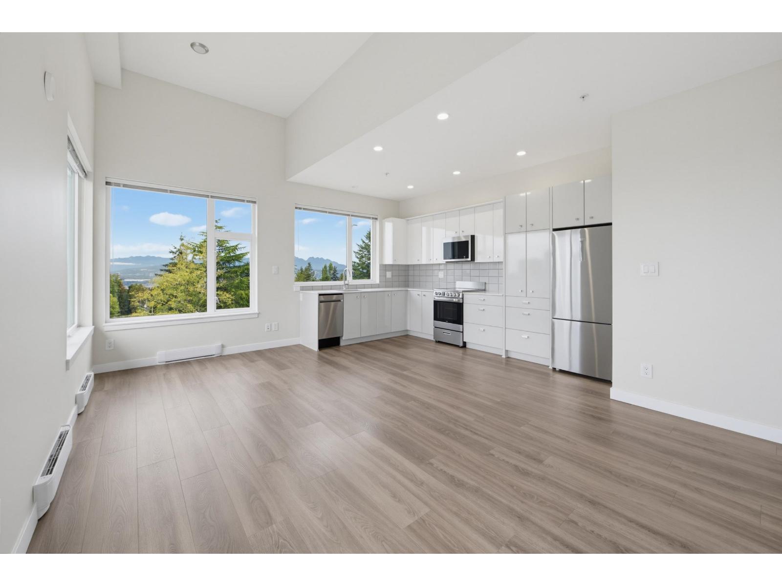 509 10838 Whalley Boulevard Property Photo 3
