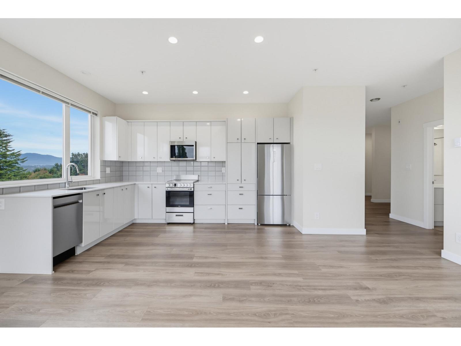 509 10838 Whalley Boulevard Property Photo 7
