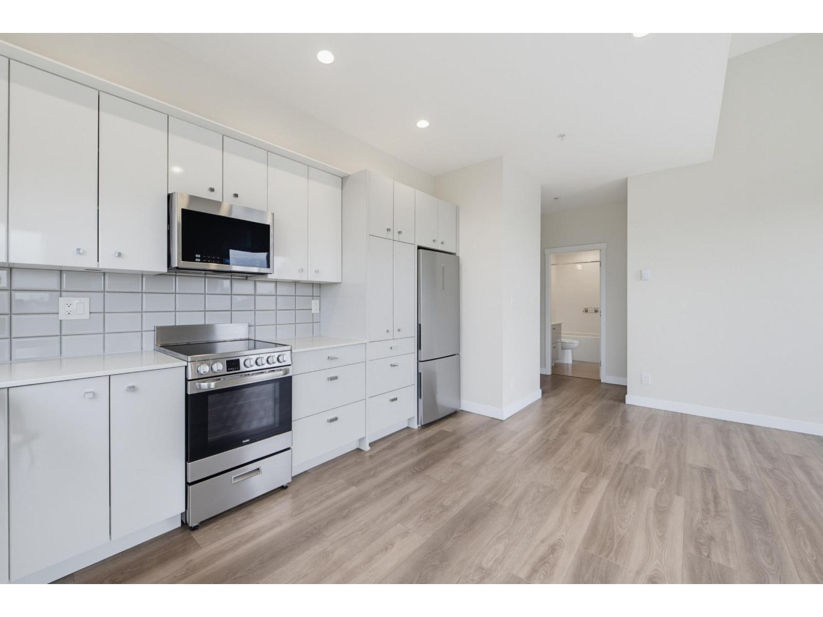 509 10838 Whalley Boulevard Property Photo 8