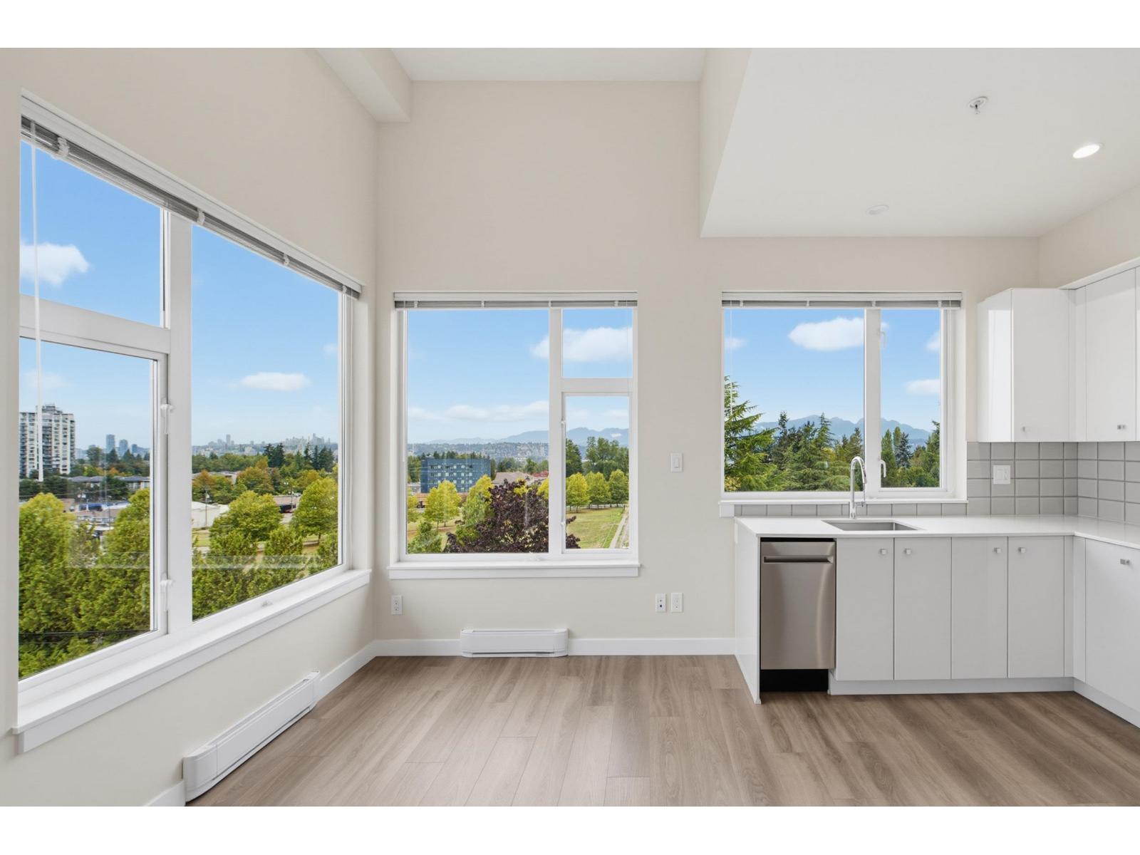 509 10838 Whalley Boulevard Property Photo 12