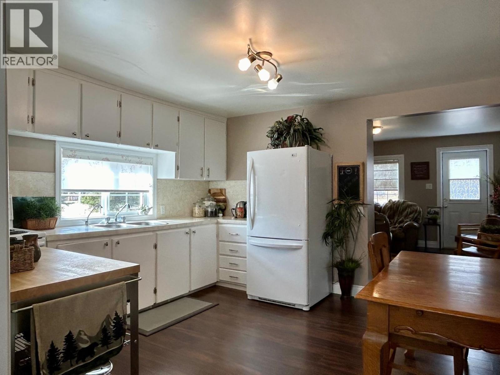 5604 49 Street Property Photo 2