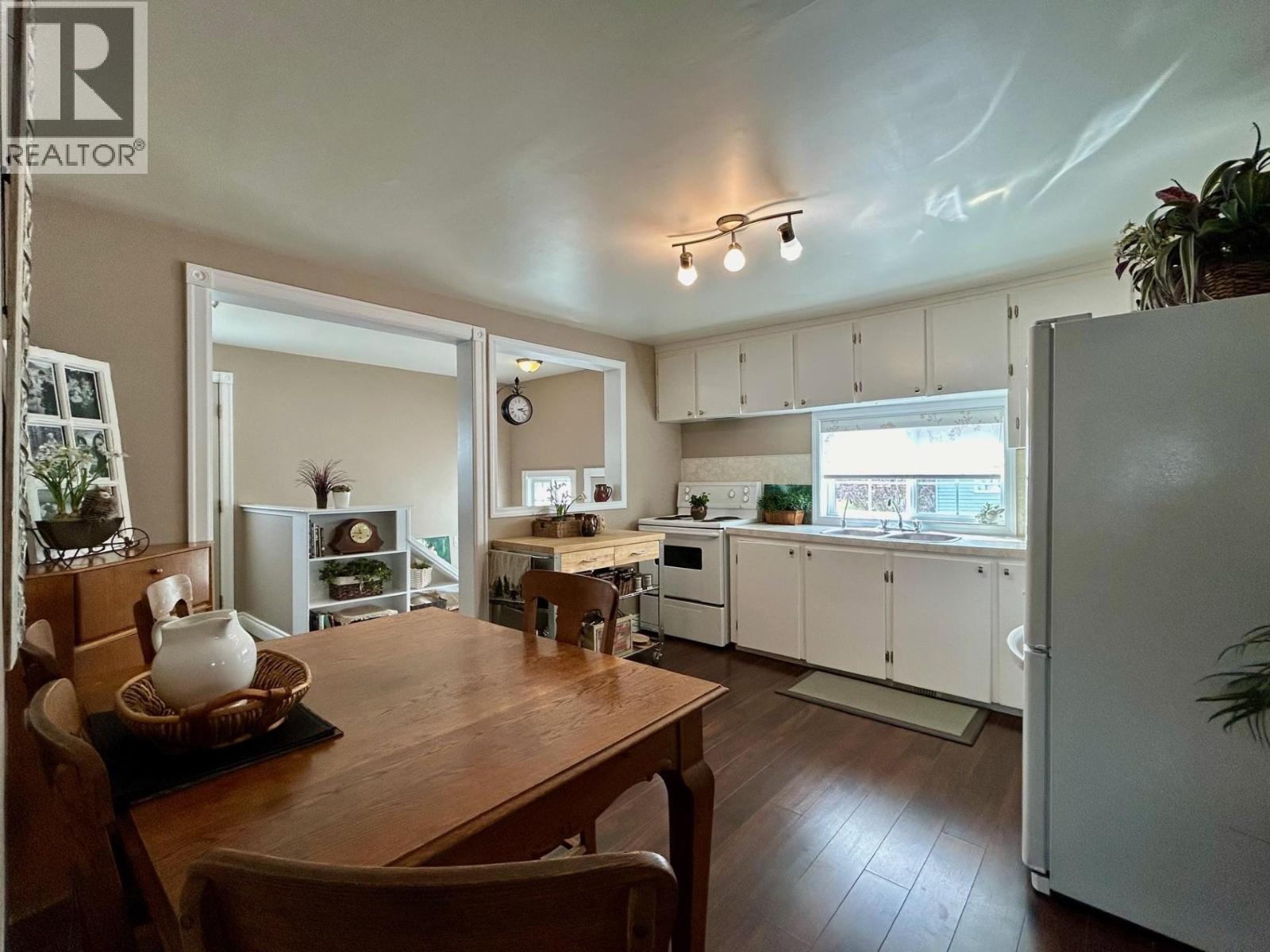 5604 49 Street Property Photo 3