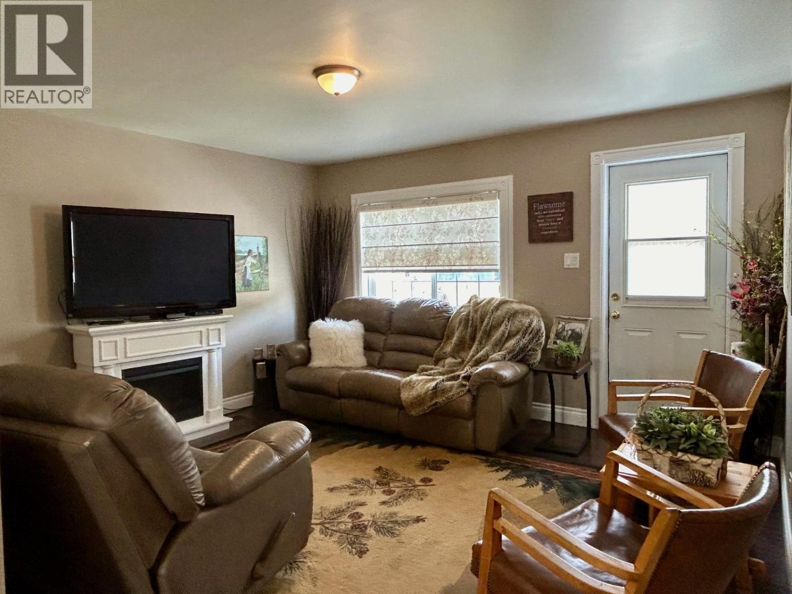 5604 49 Street Property Photo 7