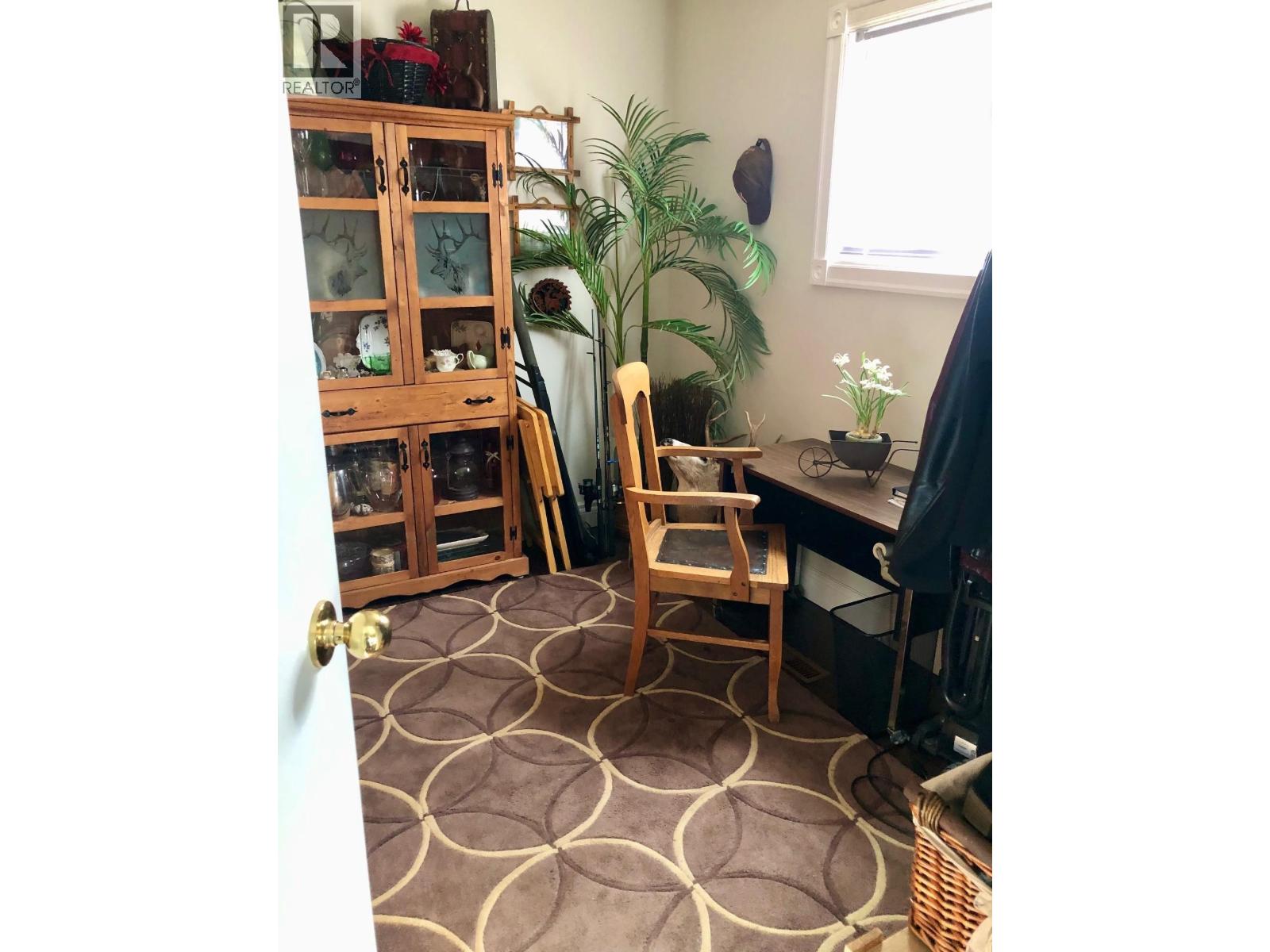 5604 49 Street Property Photo 10