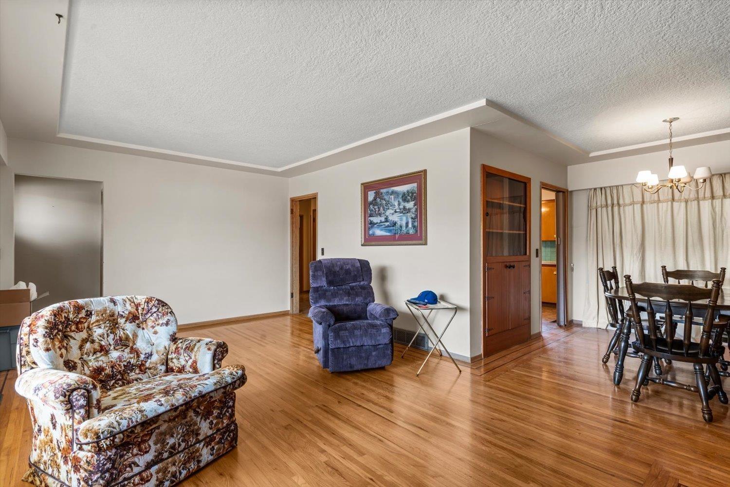 9481 Woodbine Street Property Photo 6