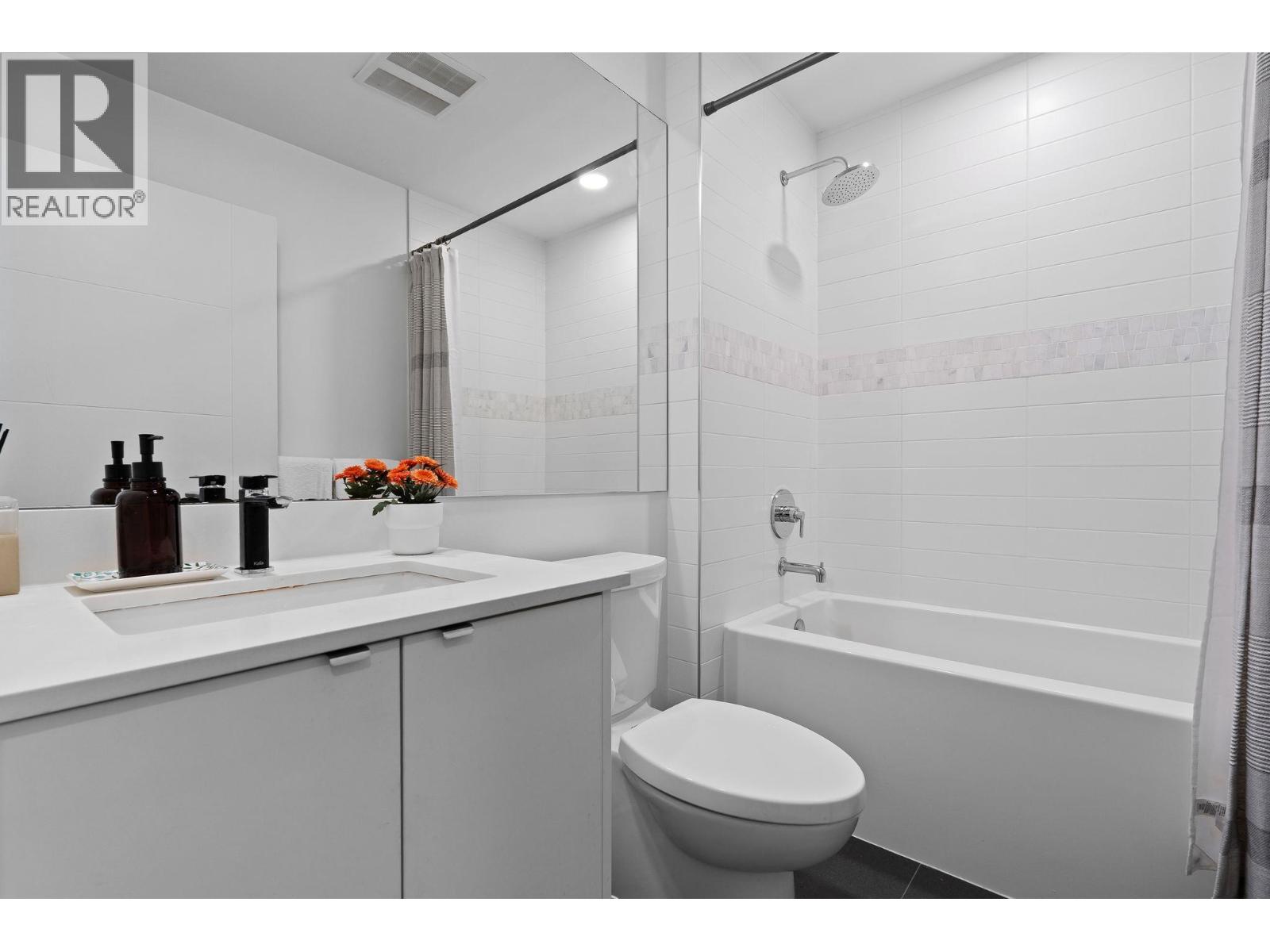 204 2345 Rindall Avenue Property Photo 3