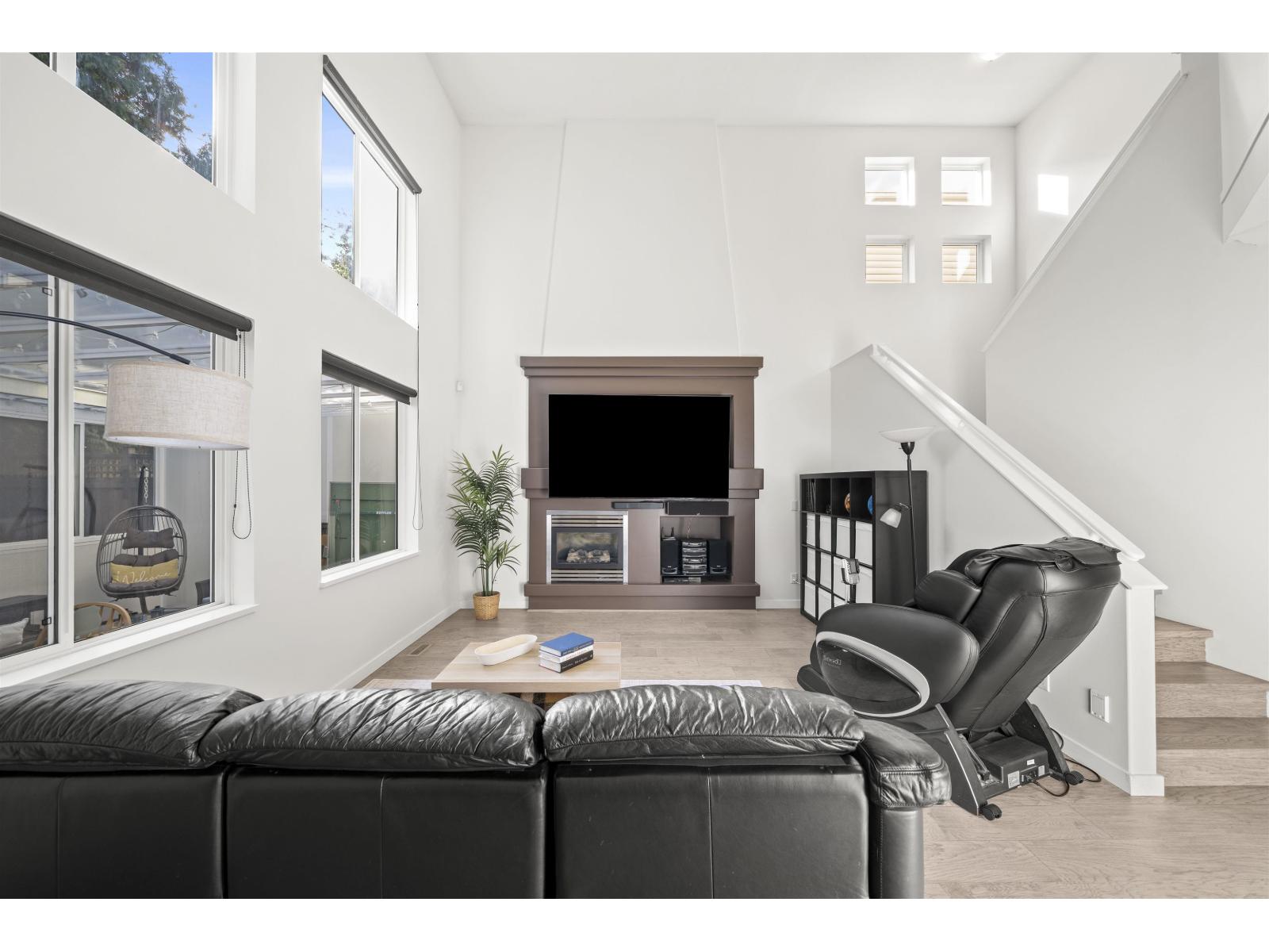 14938 59 Avenue Property Photo 4
