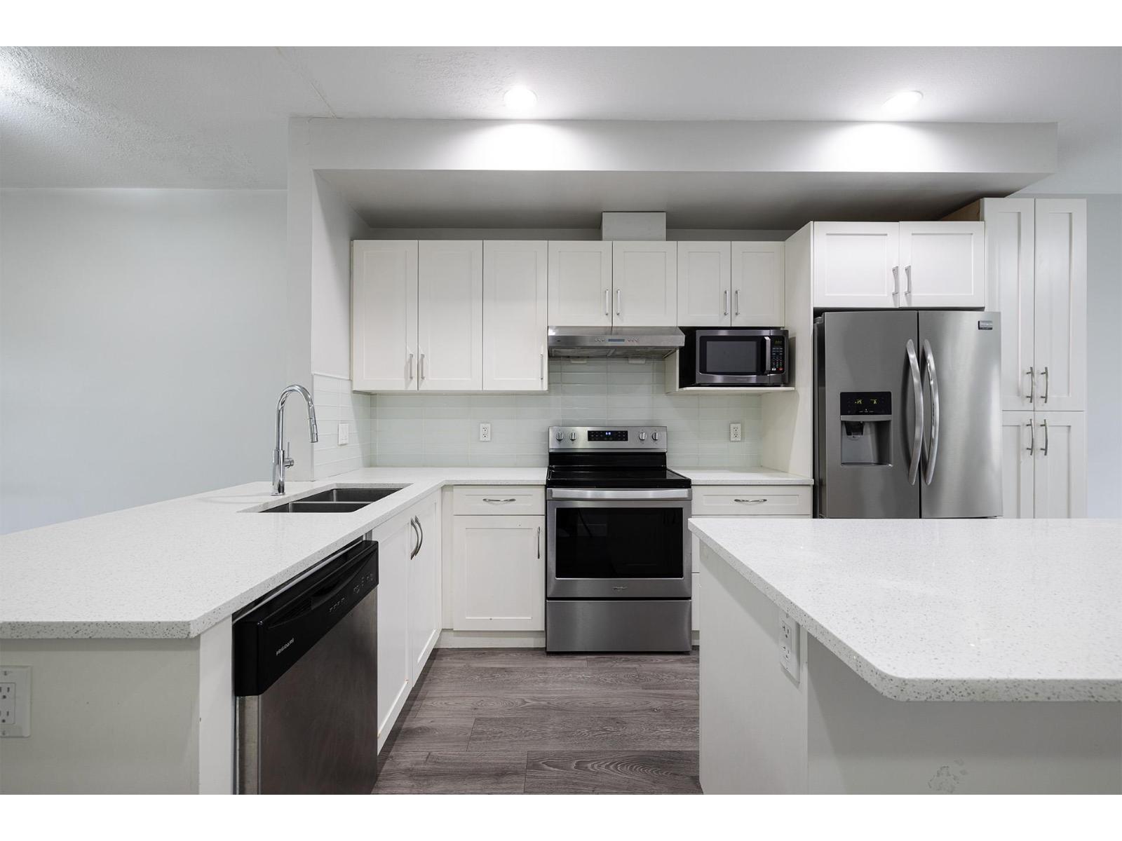 27 14660 105a Avenue Property Photo 3
