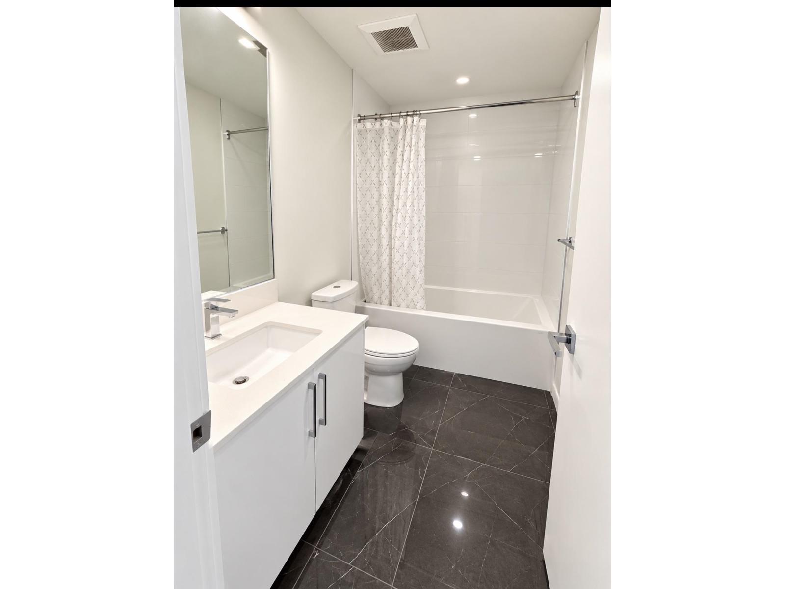 1702 9675 King George Boulevard Property Photo 11
