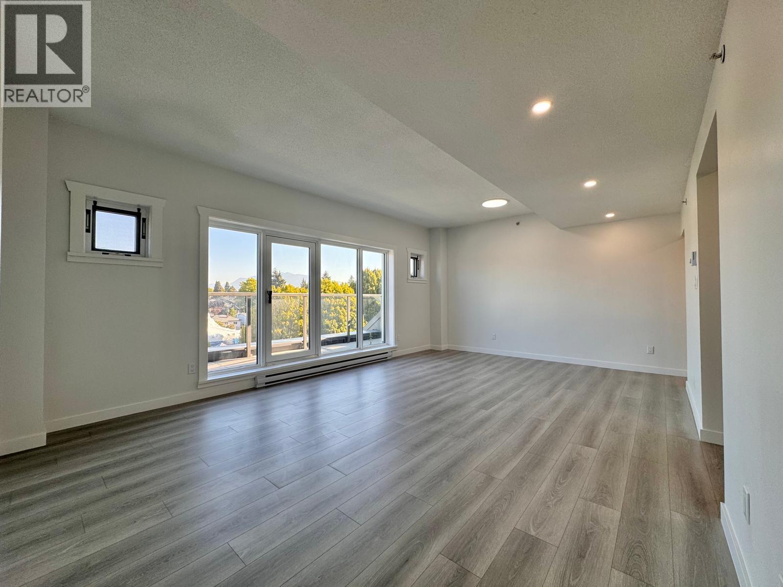 800 2528 E Broadway Property Photo 5
