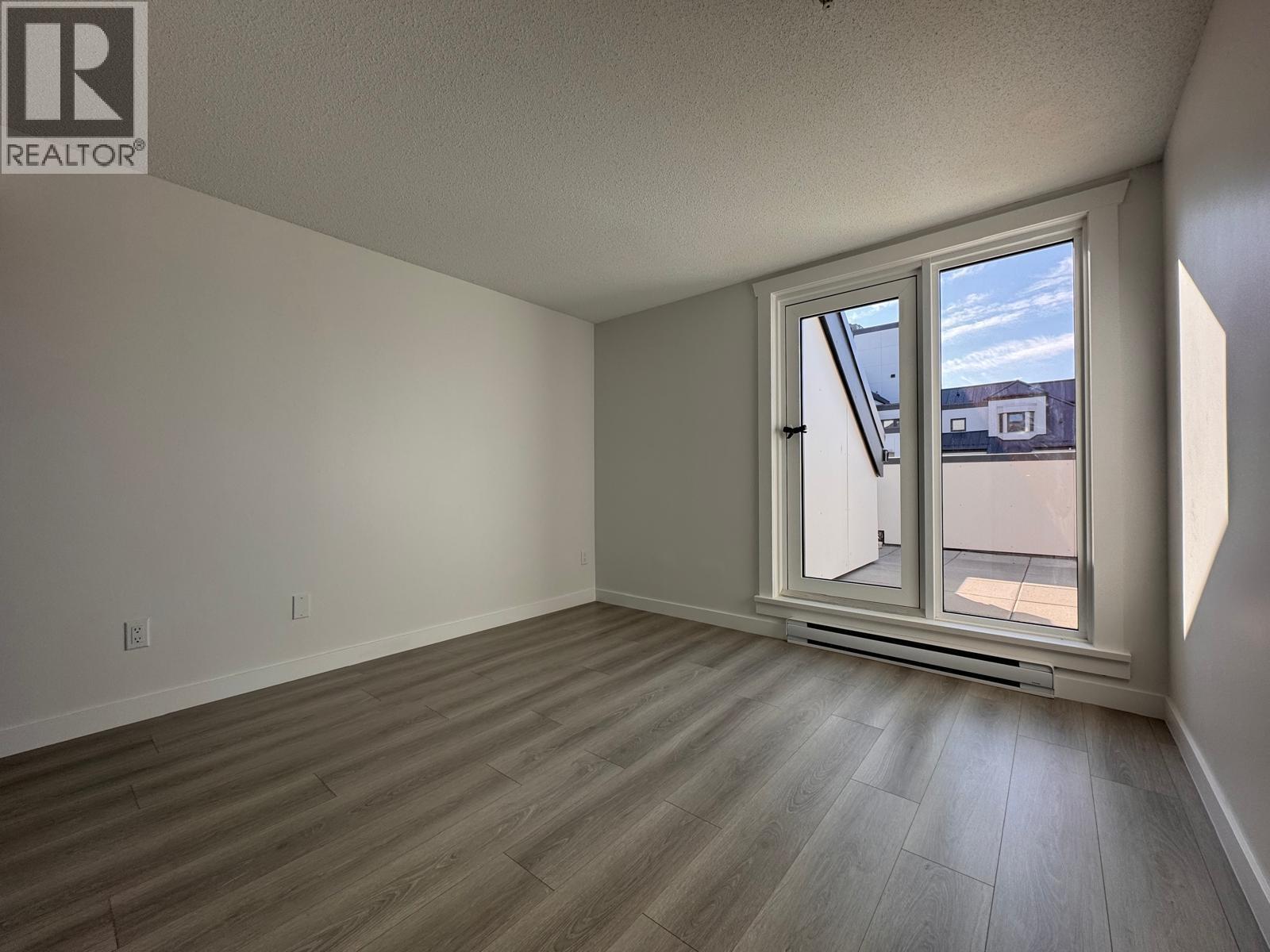 800 2528 E Broadway Property Photo 9